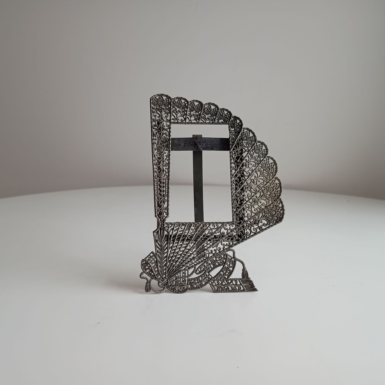photo vinterior Antique Jugendstil Faux Filigree Curtain Shaped Tabletop Easel Stand Photo Frame Impressed Toleware C 1900