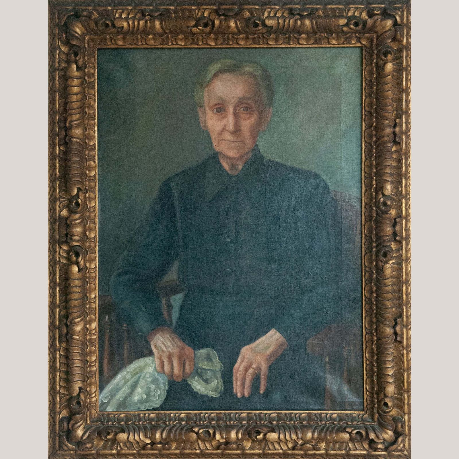 Portret Van Een Oudere Vrouw – Fraai Handgesneden Verguld Lijst photo for sale