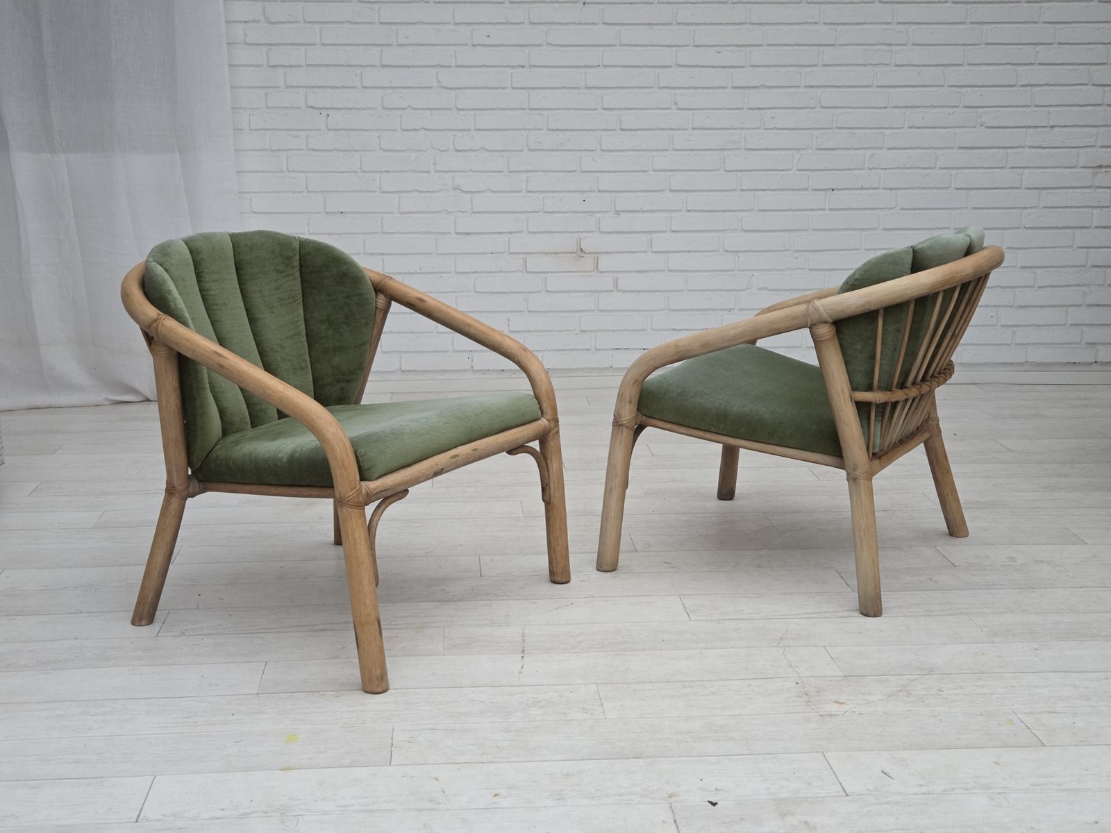 Ca. Jaren 1970, Paar Scandinavische Loungestoelen, Groen Meubelvelours En Rotan. photo for sale