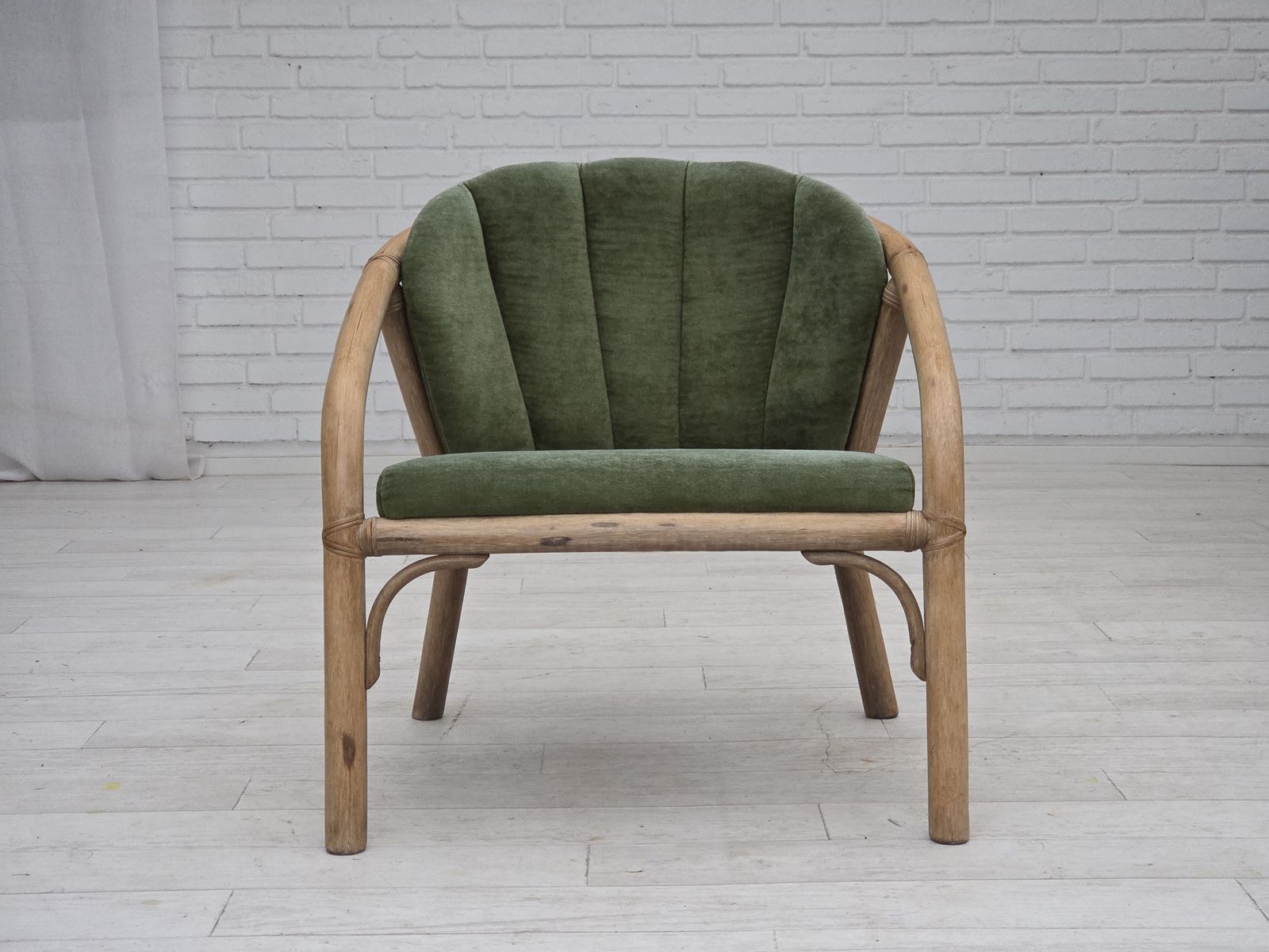 Ca. Jaren 1970, Paar Scandinavische Loungestoelen, Groen Meubelvelours En Rotan. photo vinterior