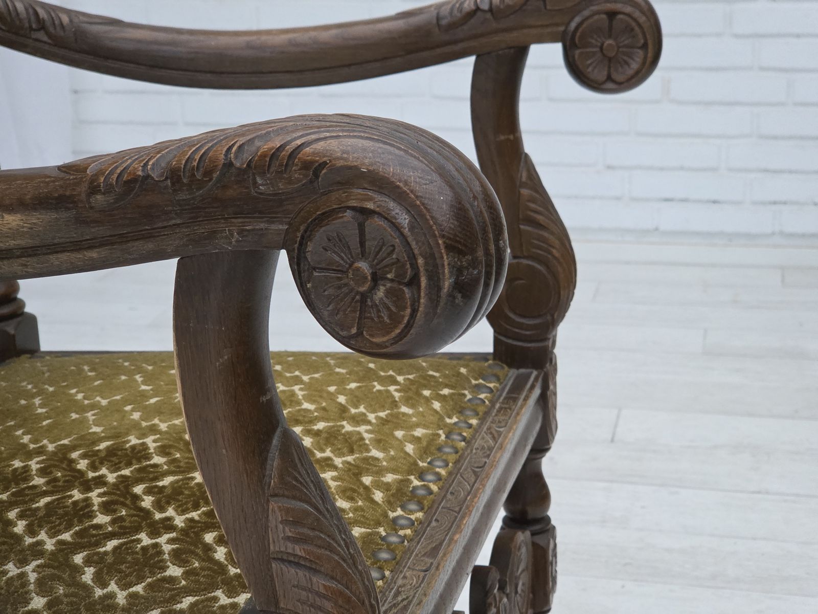 photo for sale Jaren 1930, Deense Fauteuil Met Hoge Rug, Meubelgaas, Velours, Handgesneden Eikenhout.