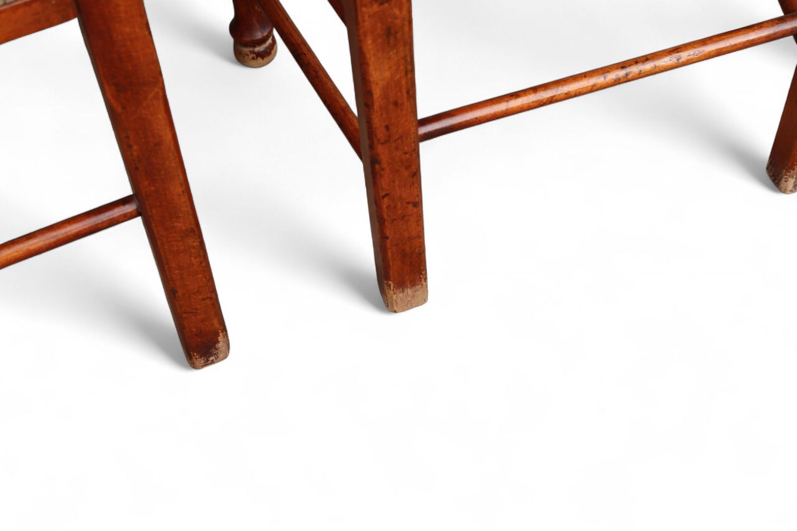 photo vintage Set Of 8 Antique Lancashire Elm & Ash Rush Seat Spindle Back Dining Chairs
