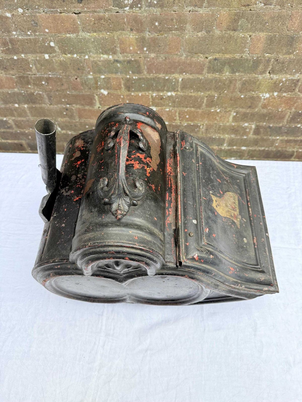 photo vinterior Antique Black Painted Victorian Coal Scuttle With Dog Motif And Shovel — Possibly Central European Metal Fireplace Coal Bucket And Shovel