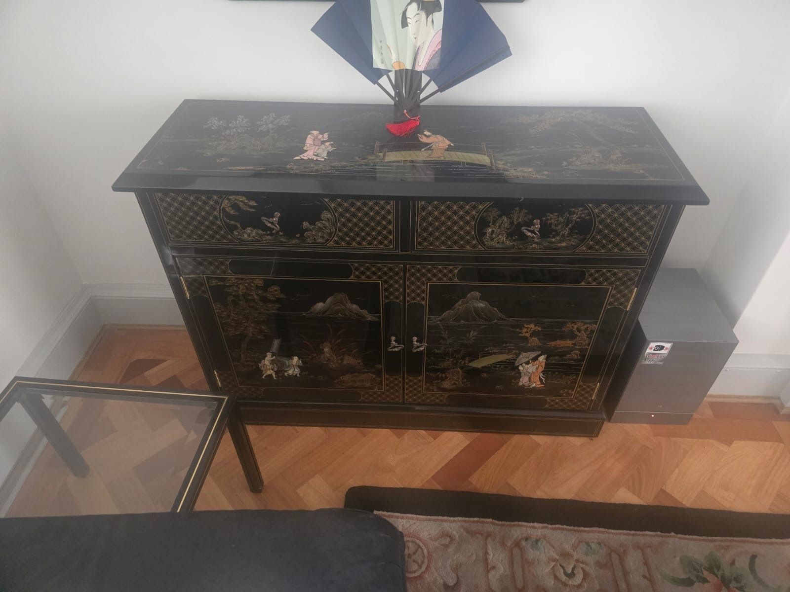 Pretty Chinoiserie Cabinet Decorated With Scenery photo 500.0