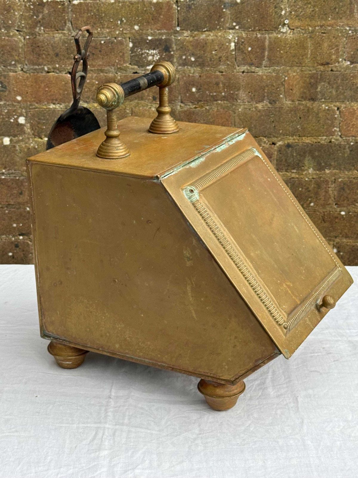 Antique Victorian Brass Coal Scuttle Tbc W. Harris & Co – English Fireplace Log Box With Shovel, Beaded Brass Fireside Hod, Brass Bucket photo Home Fixtures