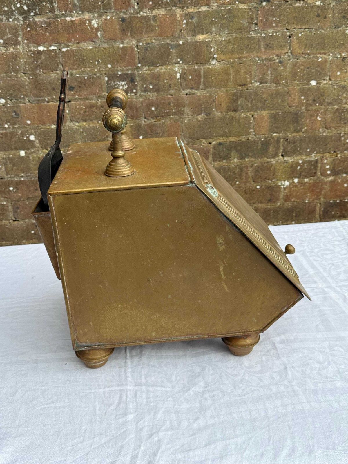 Antique Victorian Brass Coal Scuttle Tbc W. Harris & Co – English Fireplace Log Box With Shovel, Beaded Brass Fireside Hod, Brass Bucket photo 255.0