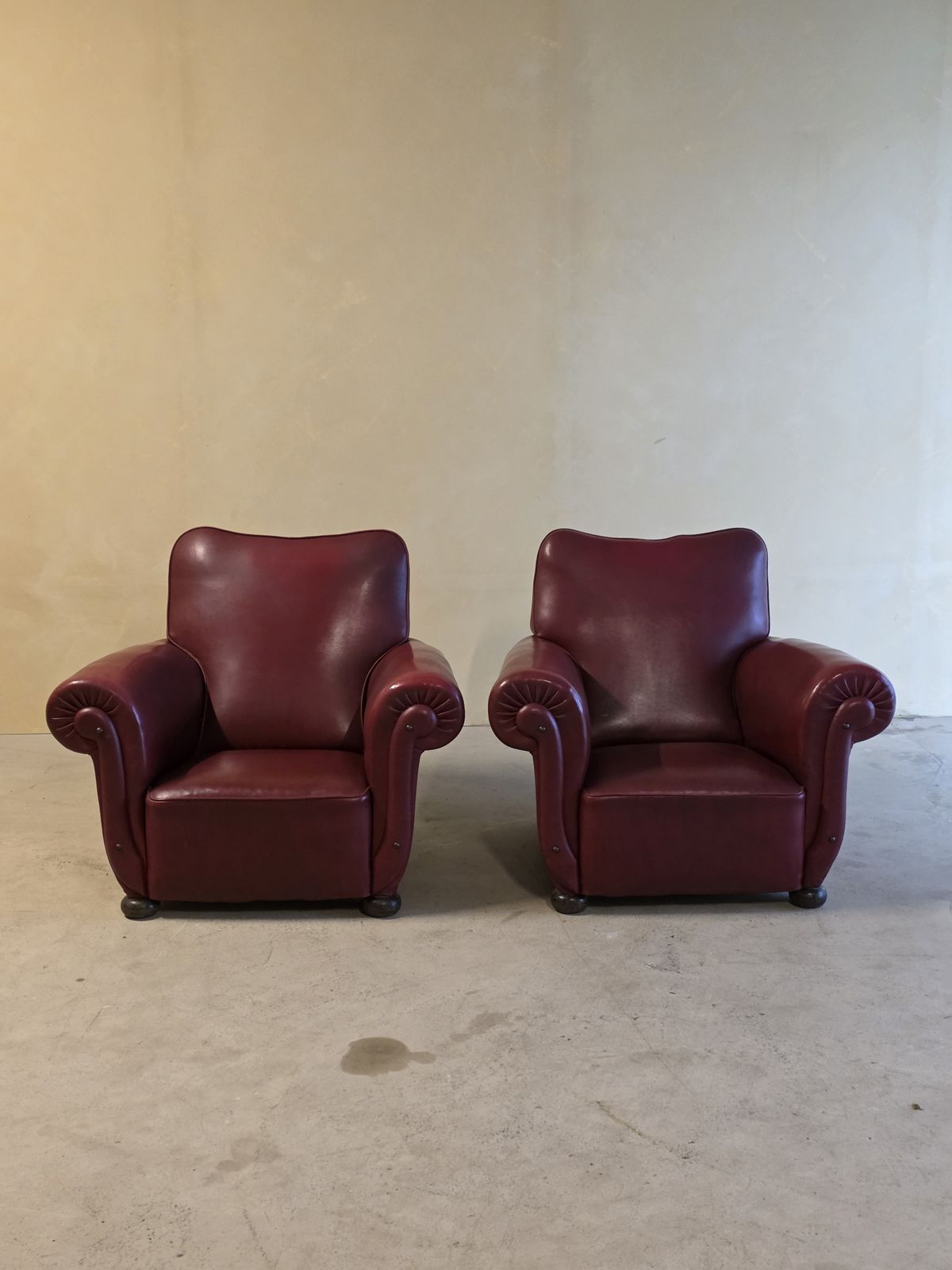 Art Deco Set Van 2 Bordeauxrode Skai Leren Clubfauteuils, Ca. Jaren 1950 photo Meubels