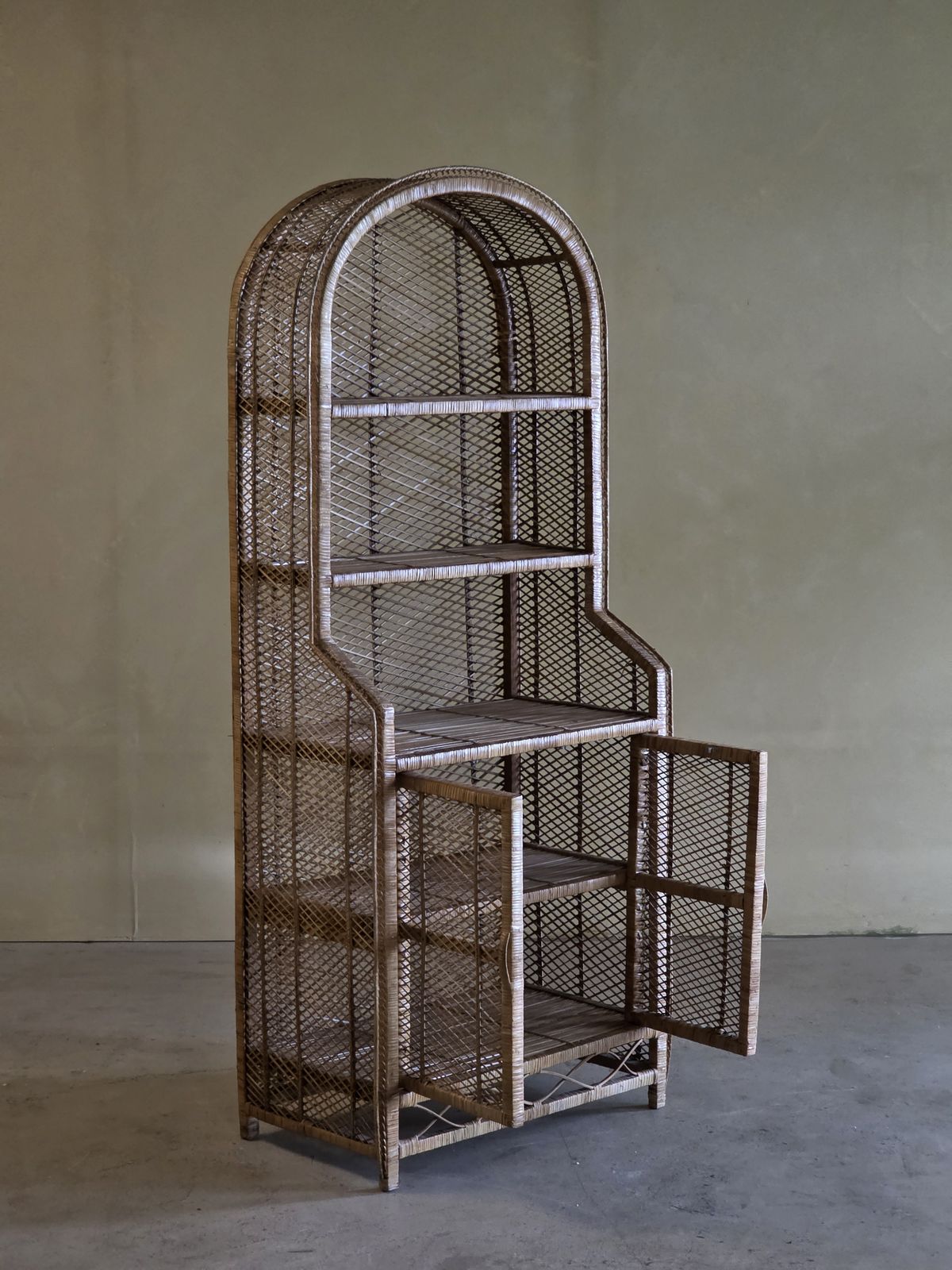 photo furniture Vintage Italiaans Rotan Vitrinekast, Jaren 1970
