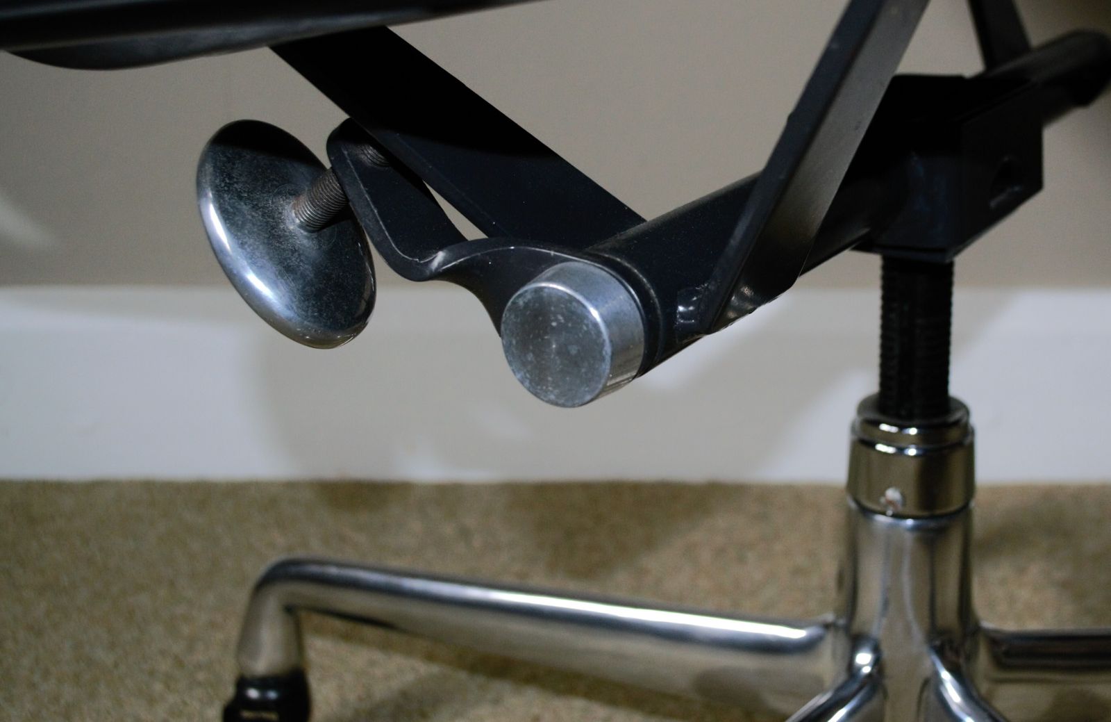 Restored Herman Miller Black Edition Charles Eames Ea335 Aluminium Group Management Chair, Manual Screw Lift, Genuine Black Leather, Mint Condition photo furniture