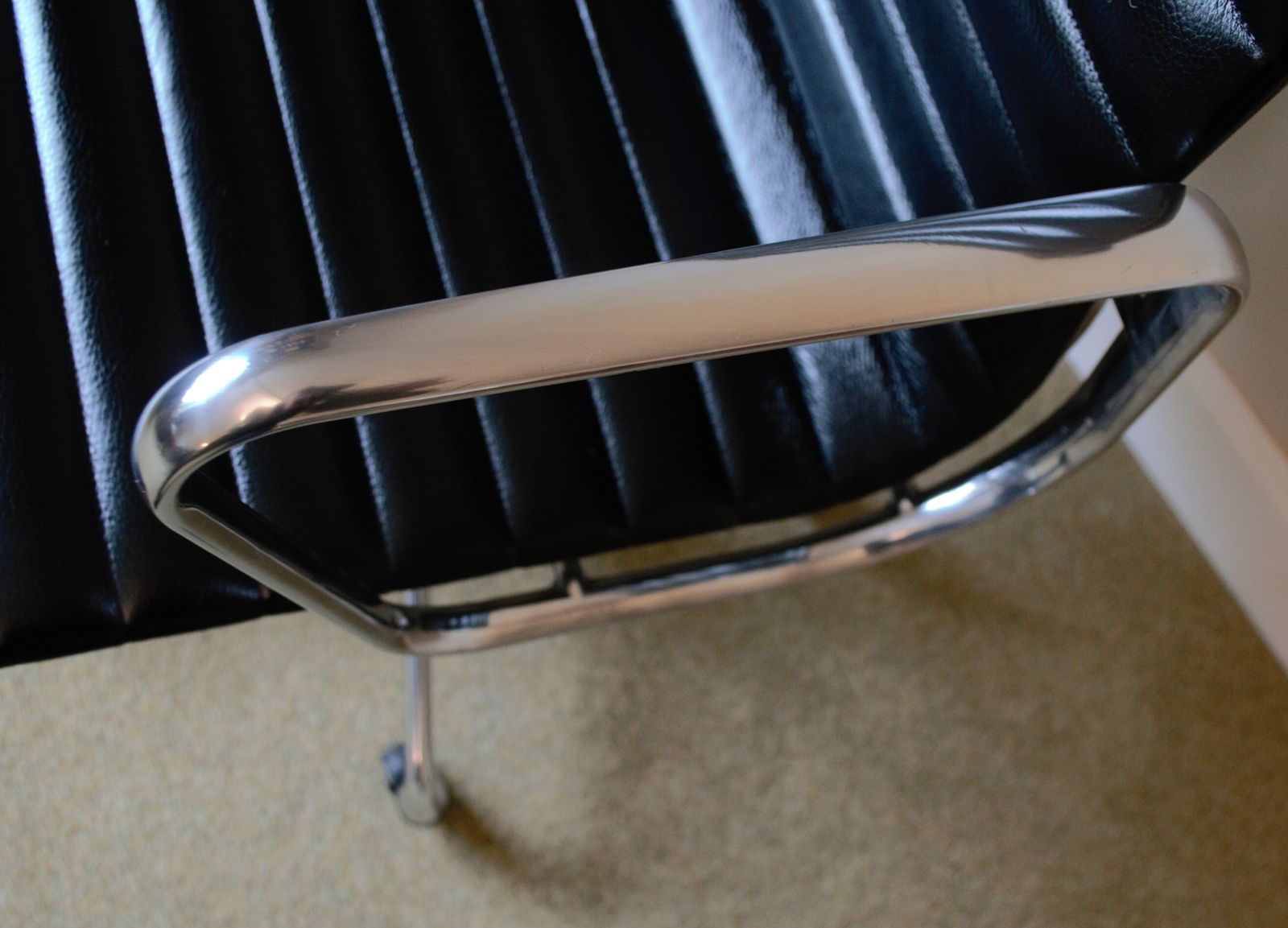 photo furniture Restored Herman Miller Charles Eames Ea335 Aluminium Group Management Chair, Manual Screw Lift, Genuine Black Leather, Mint Condition