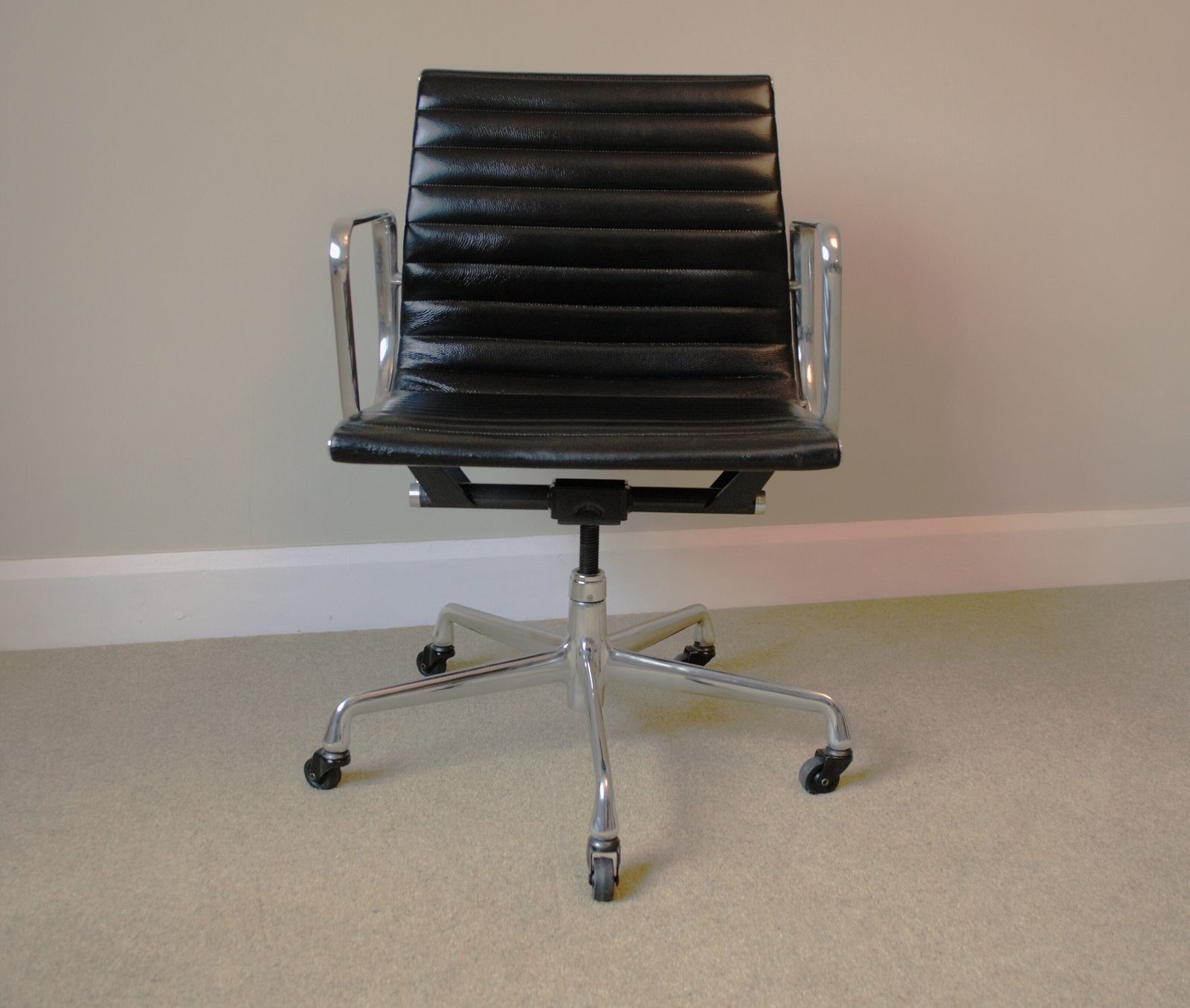 Restored Herman Miller Charles Eames Ea335 Aluminium Group Management Chair, Manual Screw Lift, Genuine Black Leather, Mint Condition photo buy