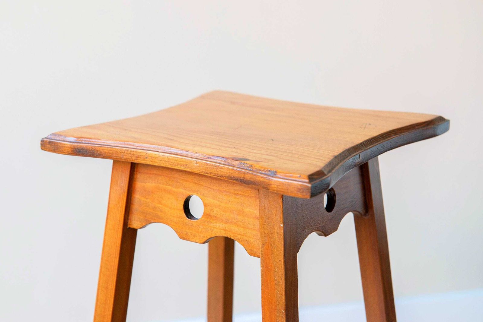 Art Deco Bijzettafel – Nederlandse étagèretafel – Antieke Houten Plantenstandaard – Salontafel – Rustieke Woondecoratie photo buy