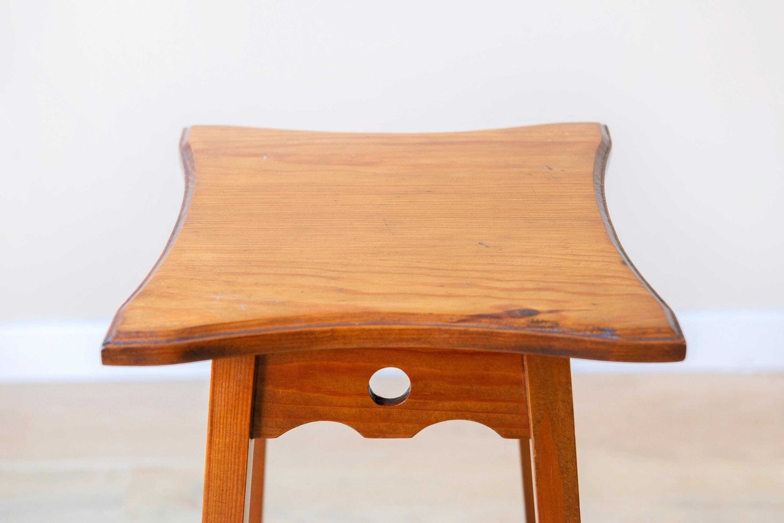photo furniture Art Deco Bijzettafel – Nederlandse étagèretafel – Antieke Houten Plantenstandaard – Salontafel – Rustieke Woondecoratie
