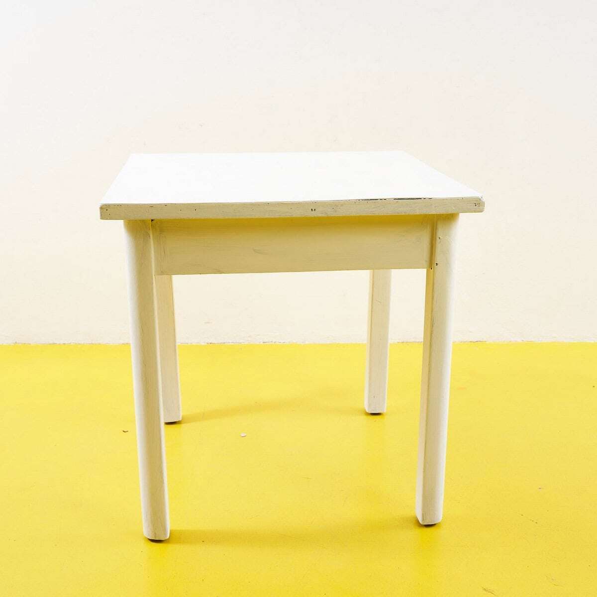 Elegante witte tafel in minimalistische stijl