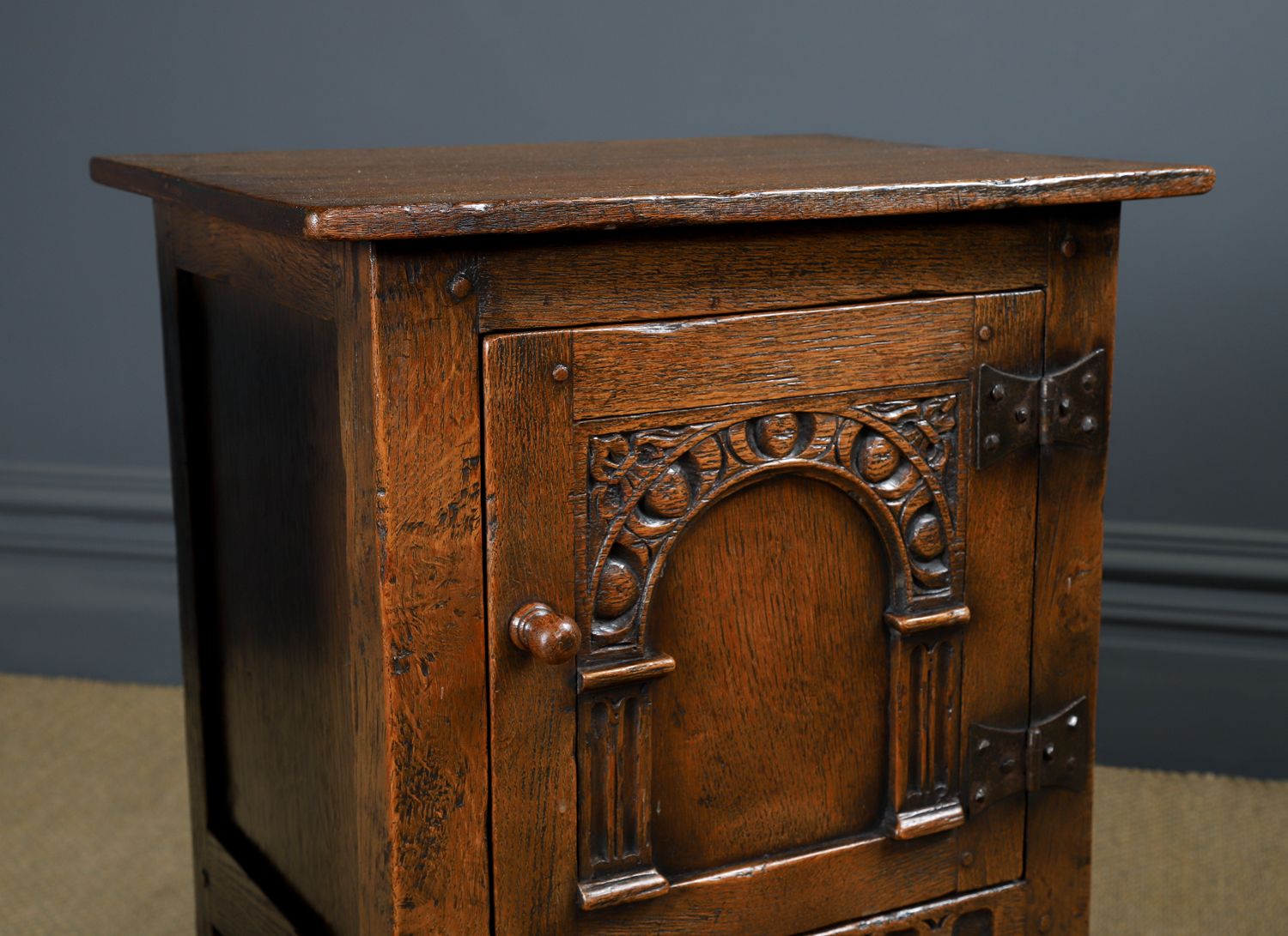 Vintage Pair Of English Old Charm 16th Century Style Tudor Oak Lamp / Sofa / Side / Bedsides Tables (Circa 1950) photo 1395.0