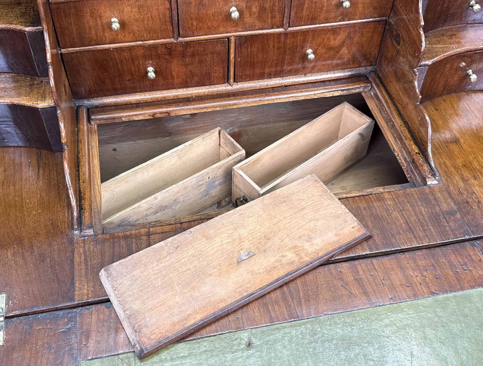 photo vinterior Queen Anne Early 18th Century Walnut Bureau (England, Circa 1705)