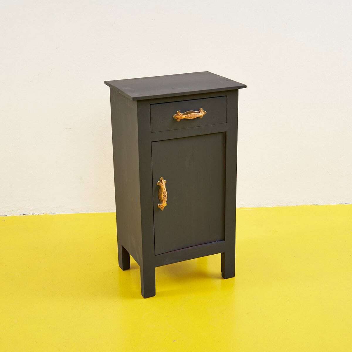 Elegante zwarte houten nachtkastje met gouden details photo furniture