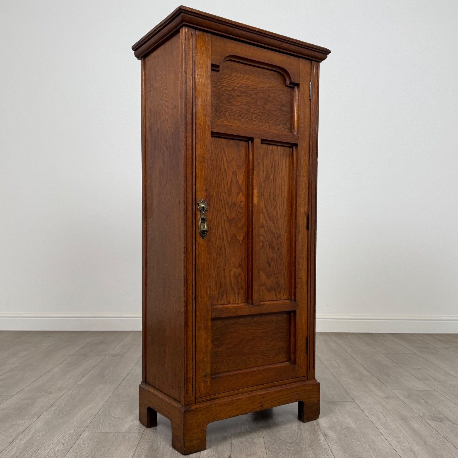 photo furniture Antique 20th Century Fine Quality Golden Oak Cupboard