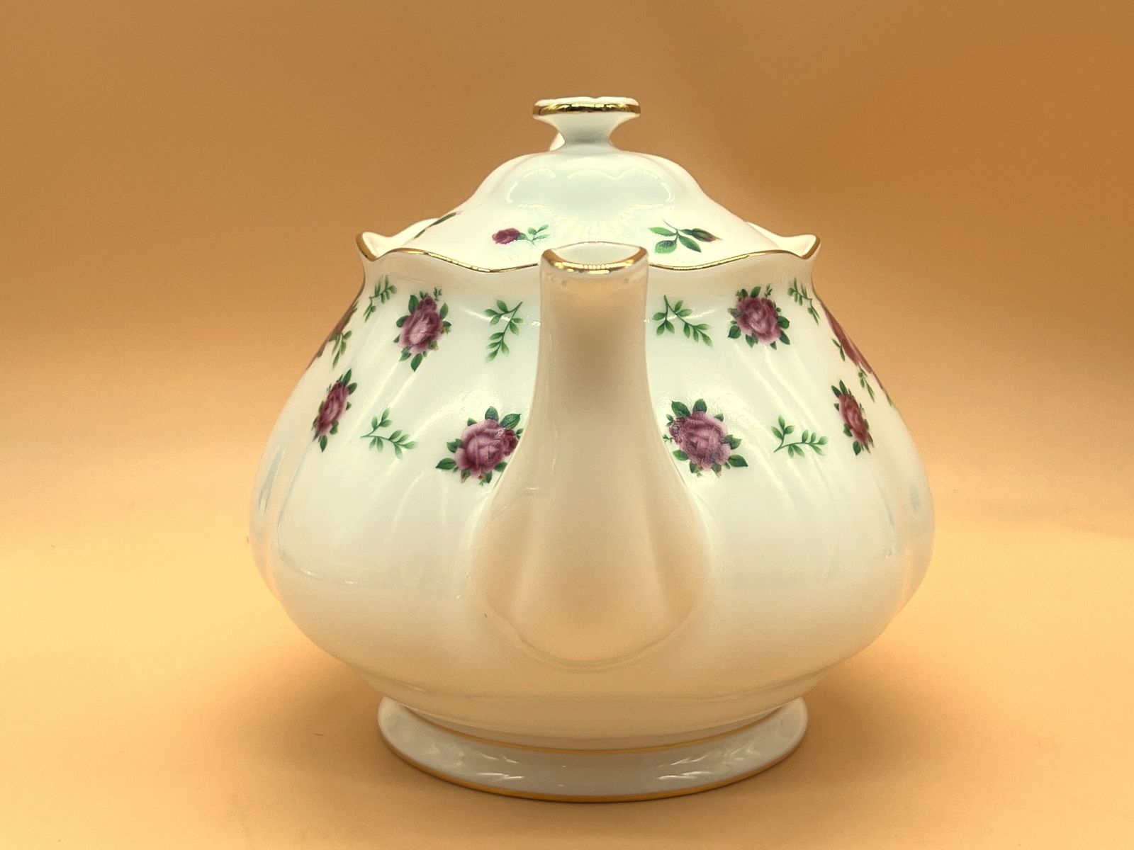 Large Royal Albert China New Country Roses Design 2.2 Pint Capacity Teapot. photo for sale