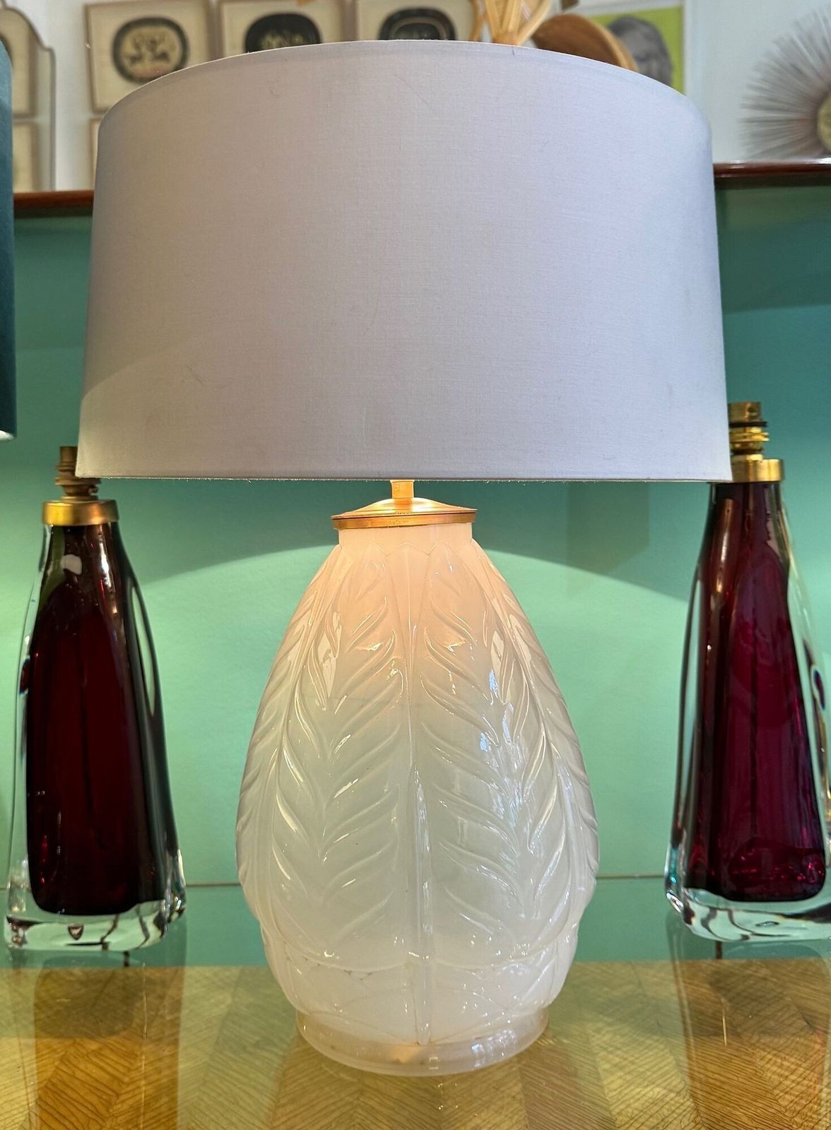 photo vintage A French 1930s Cristallerie Lorraine Alsace Pressed Glass Opaline Lamp With Leaf Desgin