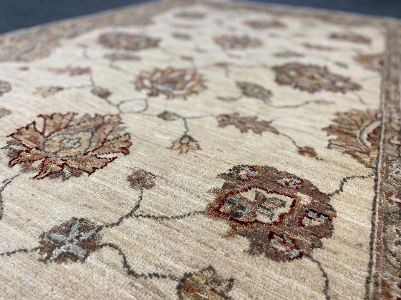 photo furniture Handmade Cream Wool Rug, Traditional Floral Carpet For Bedroom Living Room 100 X 152 Cm