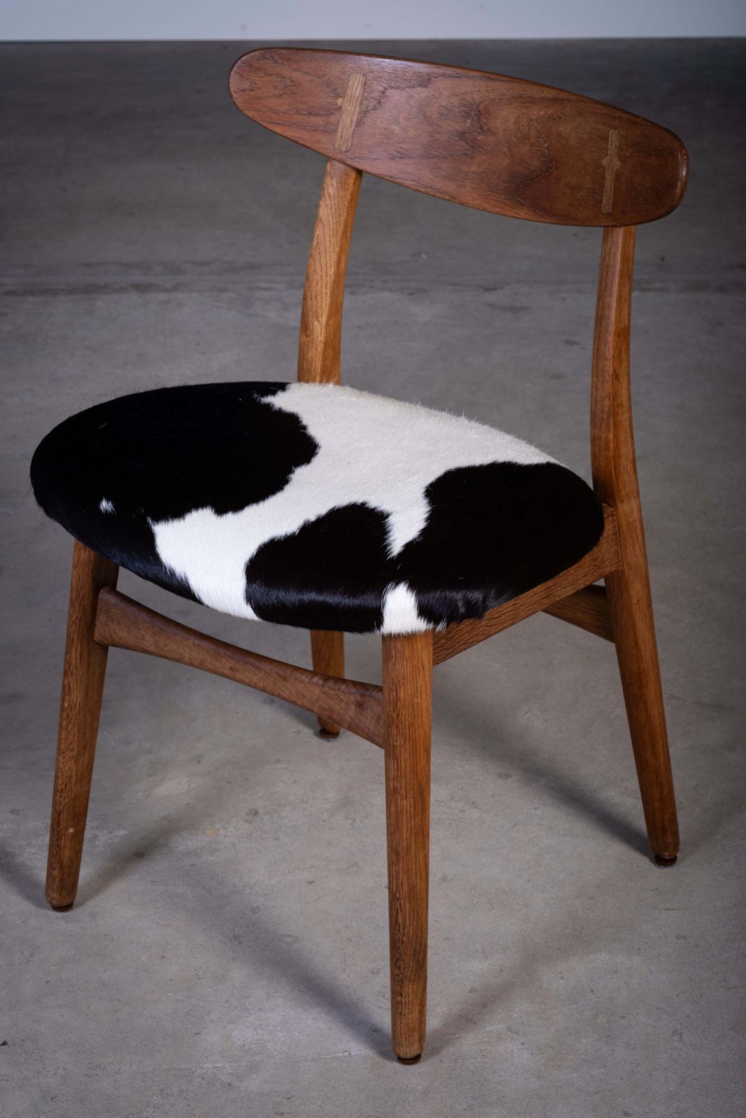 photo furniture Set Van 4 Ch30 Eetkamerstoelen Van Hans J. Wegner Voor Carl Hansen & Søn, 1952