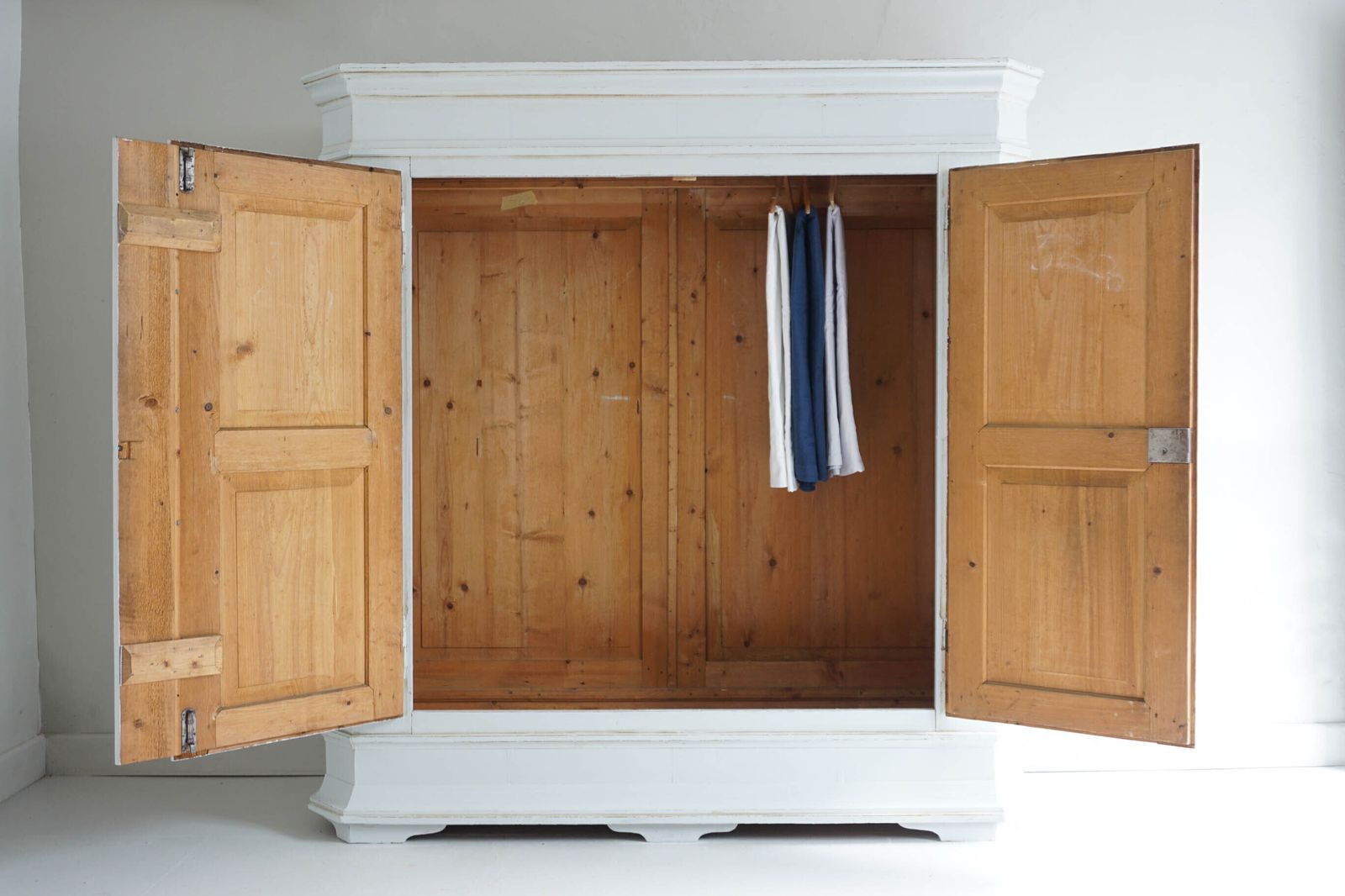 Large Antique Continental Wardrobe (Knockdown) photo furniture