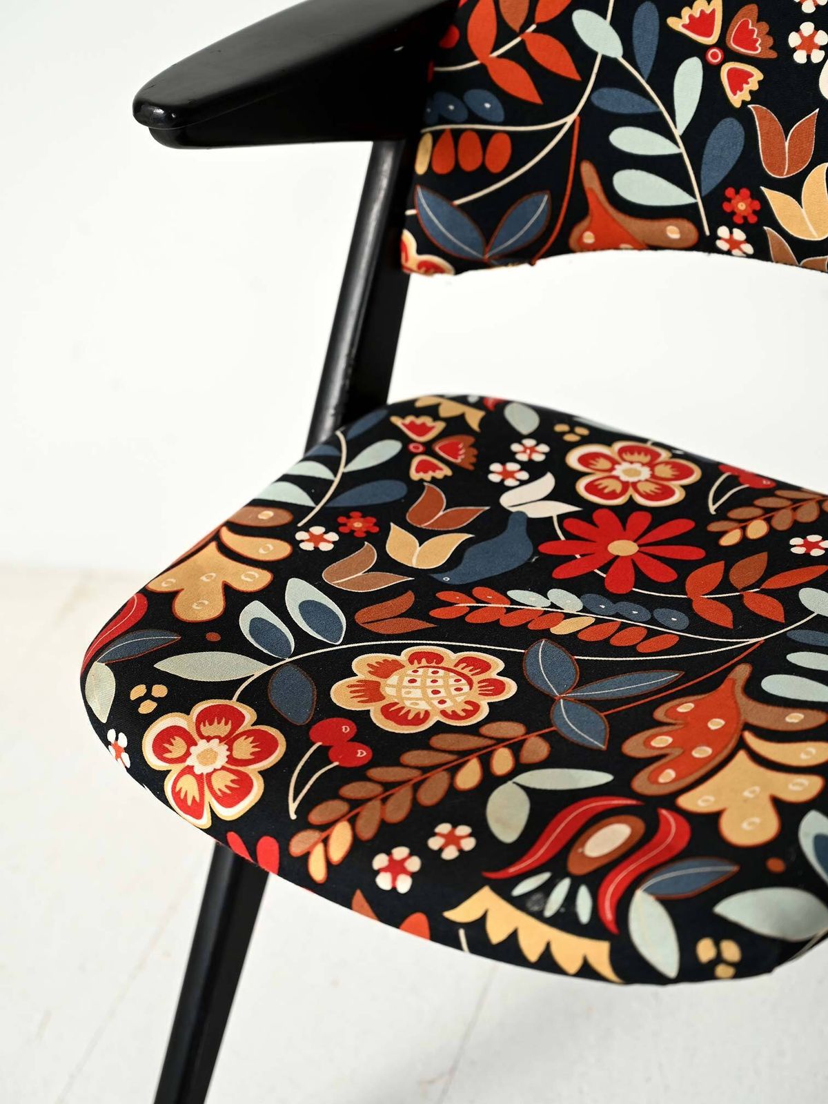 Paar Fauteuils "Triv" Van Bengt Ruda Met Bloemmotief Bekleding photo vinterior