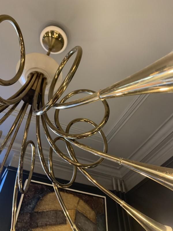 Hunting Trumpets 10 Arms Chandelier In Gilded Brass & White Lacquered Metal From Stilnovo, 1950s photo vintage