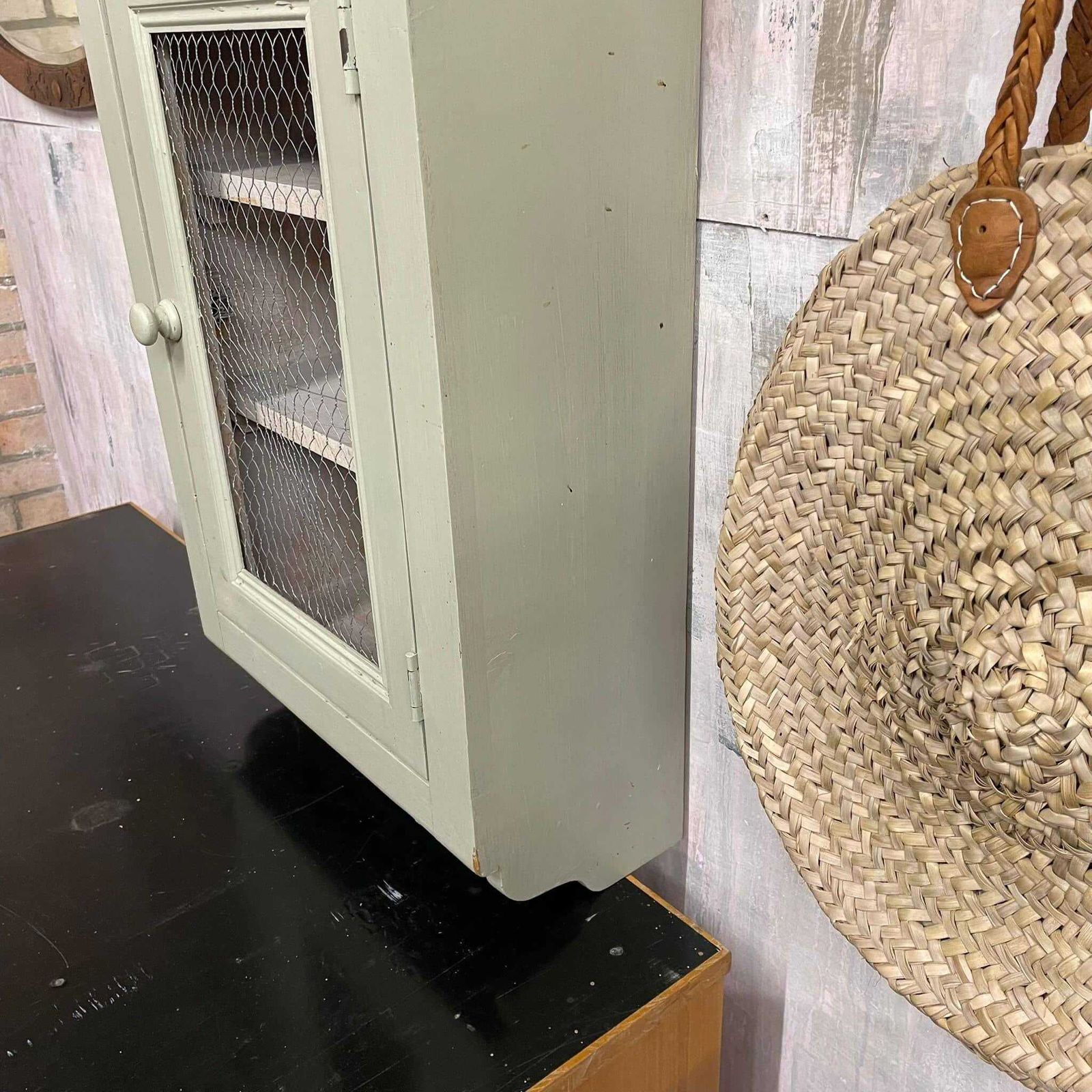 Painted Shabby Chic Kitchen Wall Cupboard 2 Shelves Chicken Wire Door photo 119.0