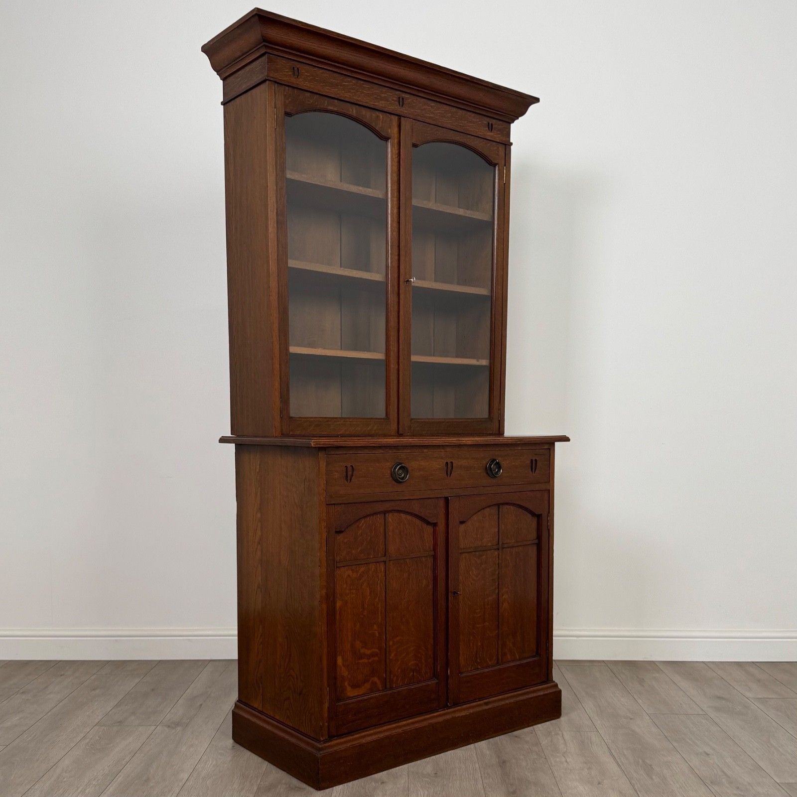 photo furniture Antique 20th Century Fine Quality Arts & Crafts Bookcase In Oak