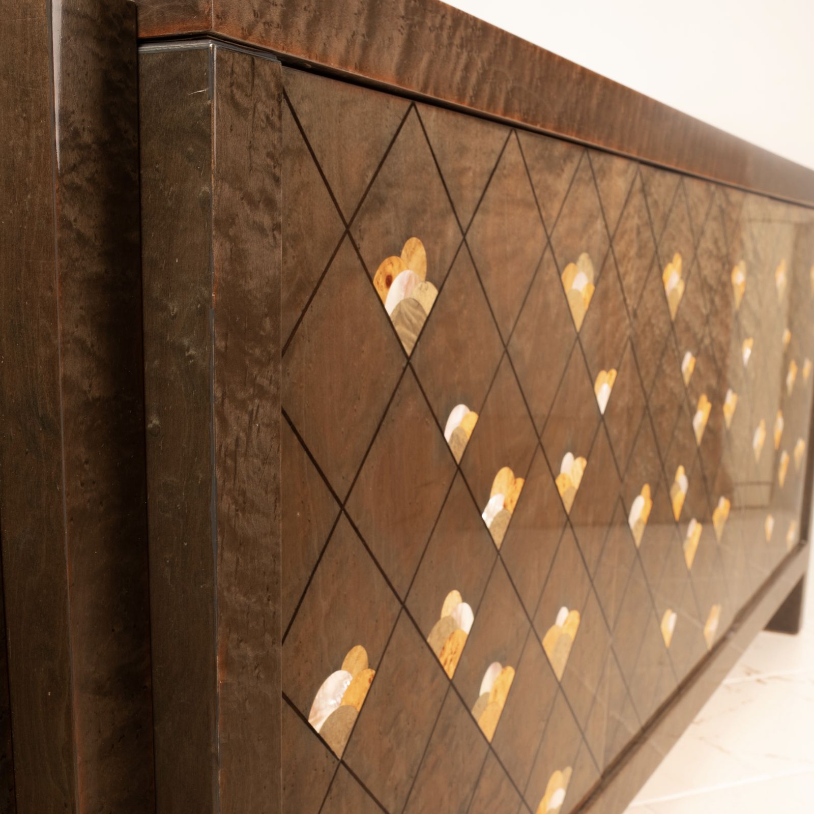 photo vintage Luciano Frigerio Postmodern Chiaro Di Luna Sideboard In Bird’s Eye Maple, 1980