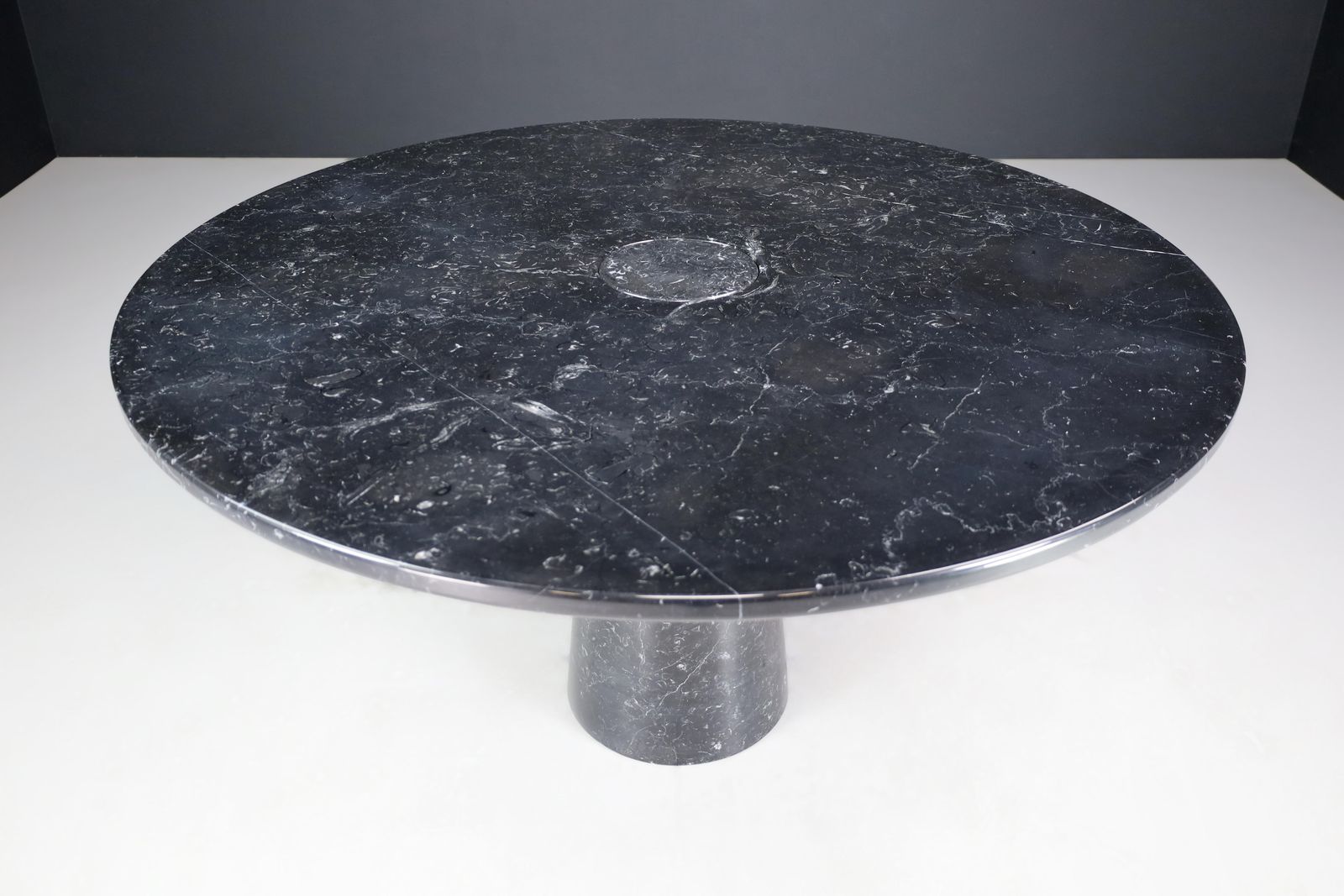 Furniture Angelo Mangiarotti For Skipper 'Eros' Round Dining Table In Marquina Marble 1970 photo