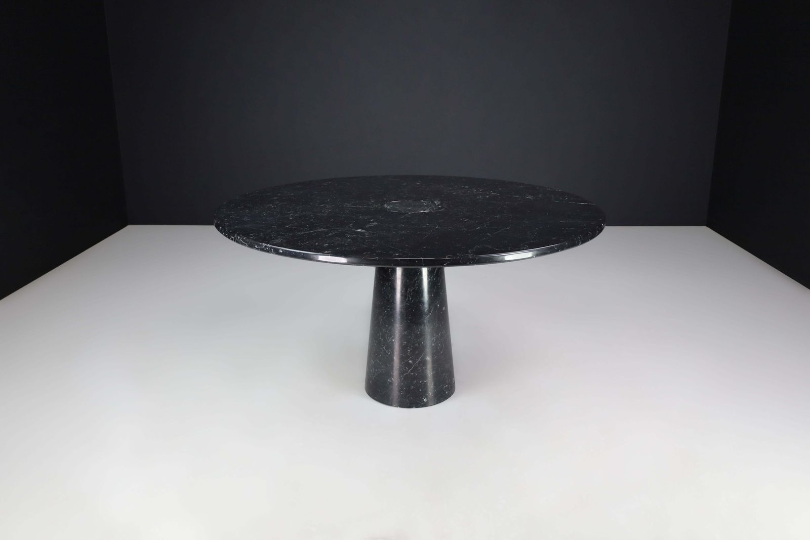 photo vinterior Angelo Mangiarotti For Skipper 'Eros' Round Dining Table In Marquina Marble 1970
