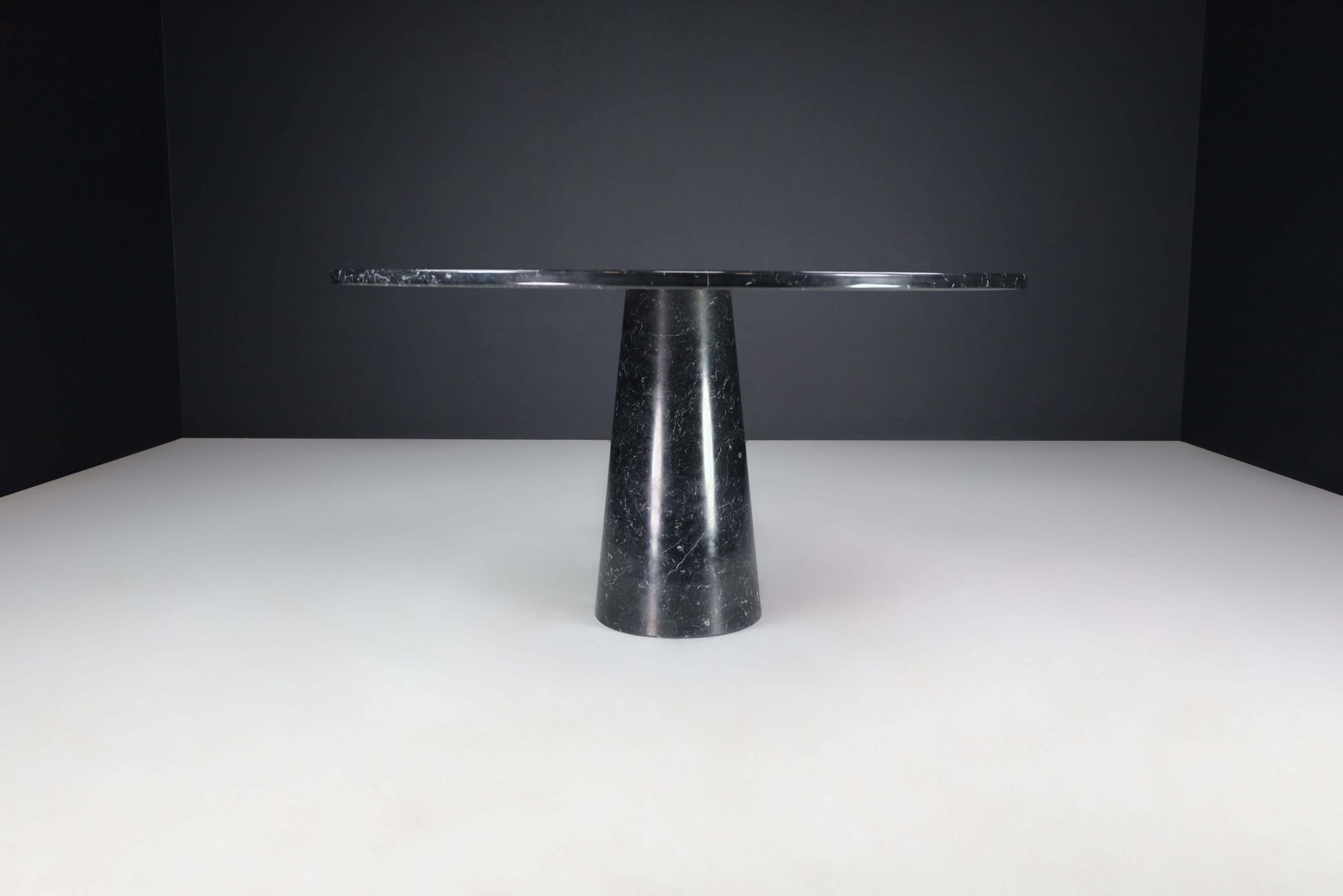 photo buy Angelo Mangiarotti For Skipper 'Eros' Round Dining Table In Marquina Marble 1970