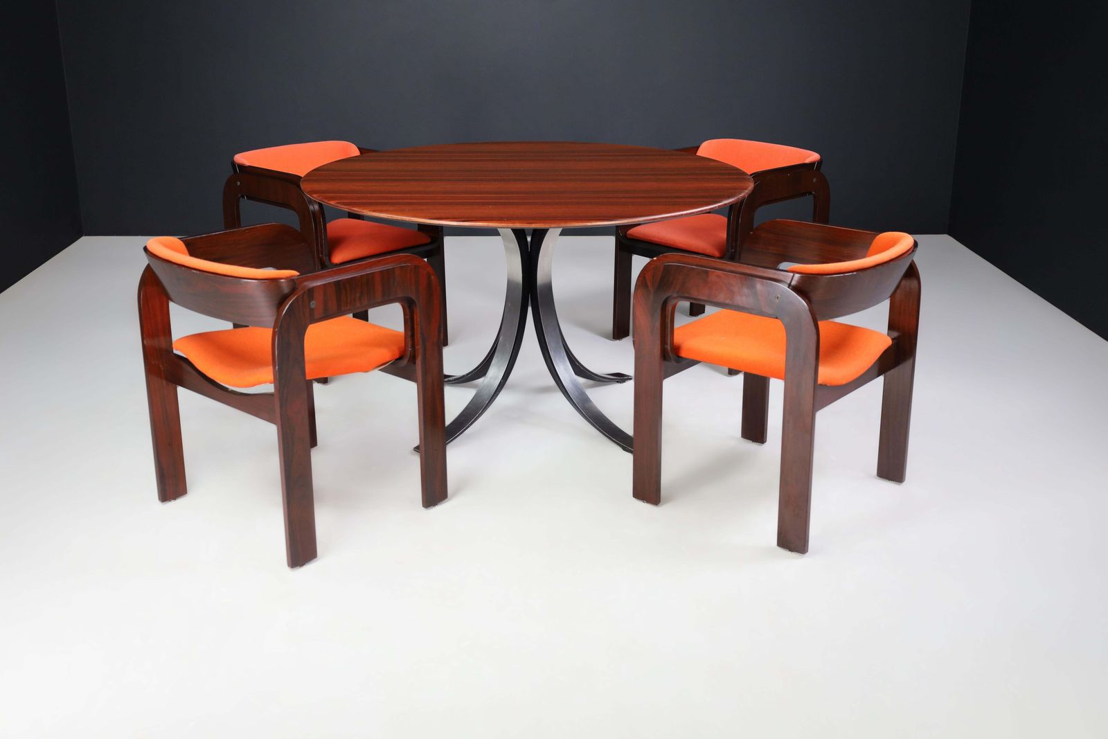 photo furniture Osvaldo Borsani And Eugenio Gerli For Tecno Round Dining Table In Walnut & Steel