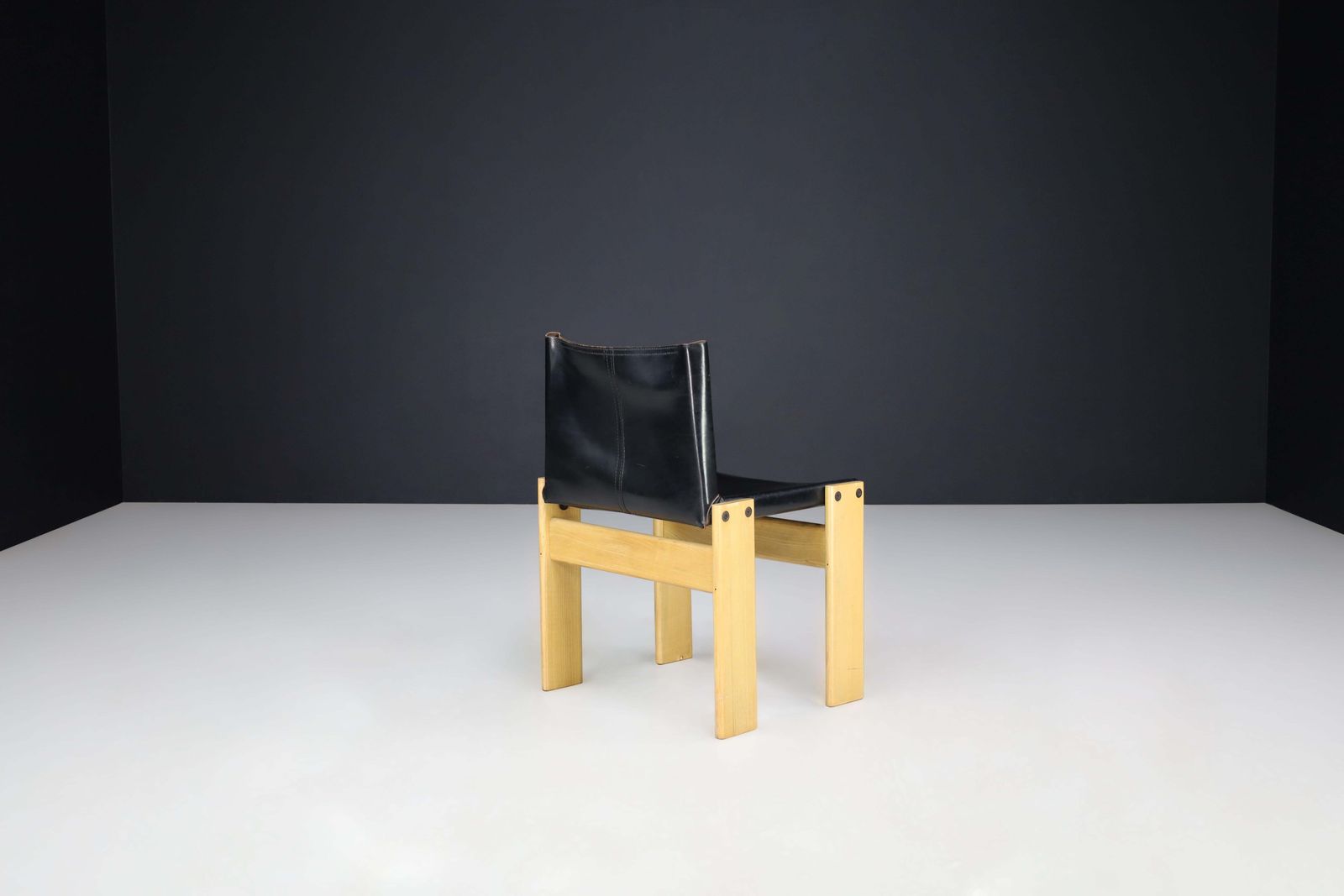 photo vinterior Afra & Tobia Scarpa Black Leather "Monk" Dining Room Chairs For Molteni Set Of 4