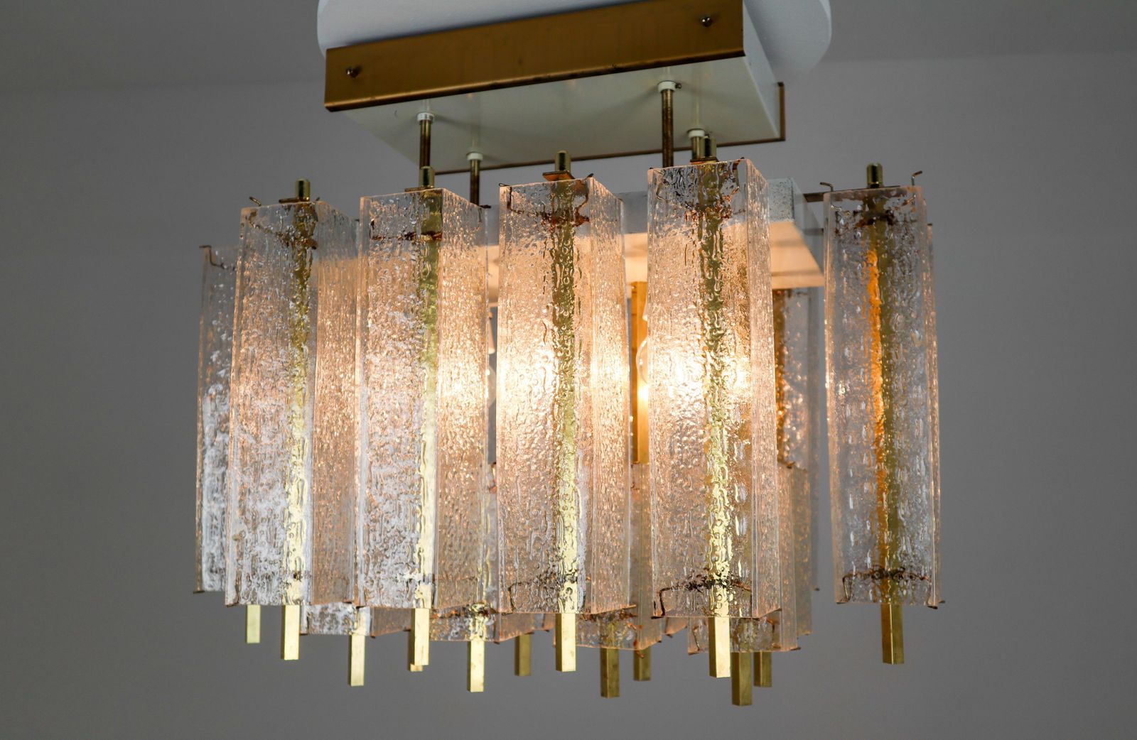 photo vintage 1 Of 9 Large Midcentury Chandelier With Structured Glass And Brass Frame, 1960s