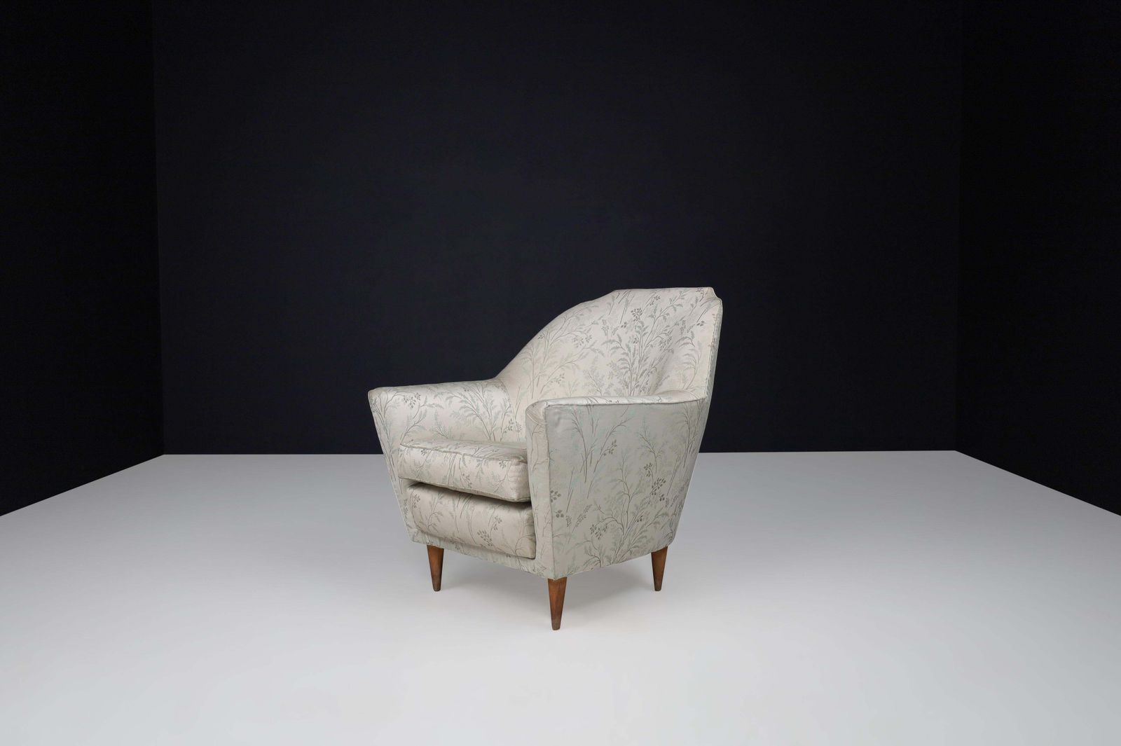 photo vinterior Mid Century Armchairs In Fabric And Tapered Wooden Legs, Italy 1950s