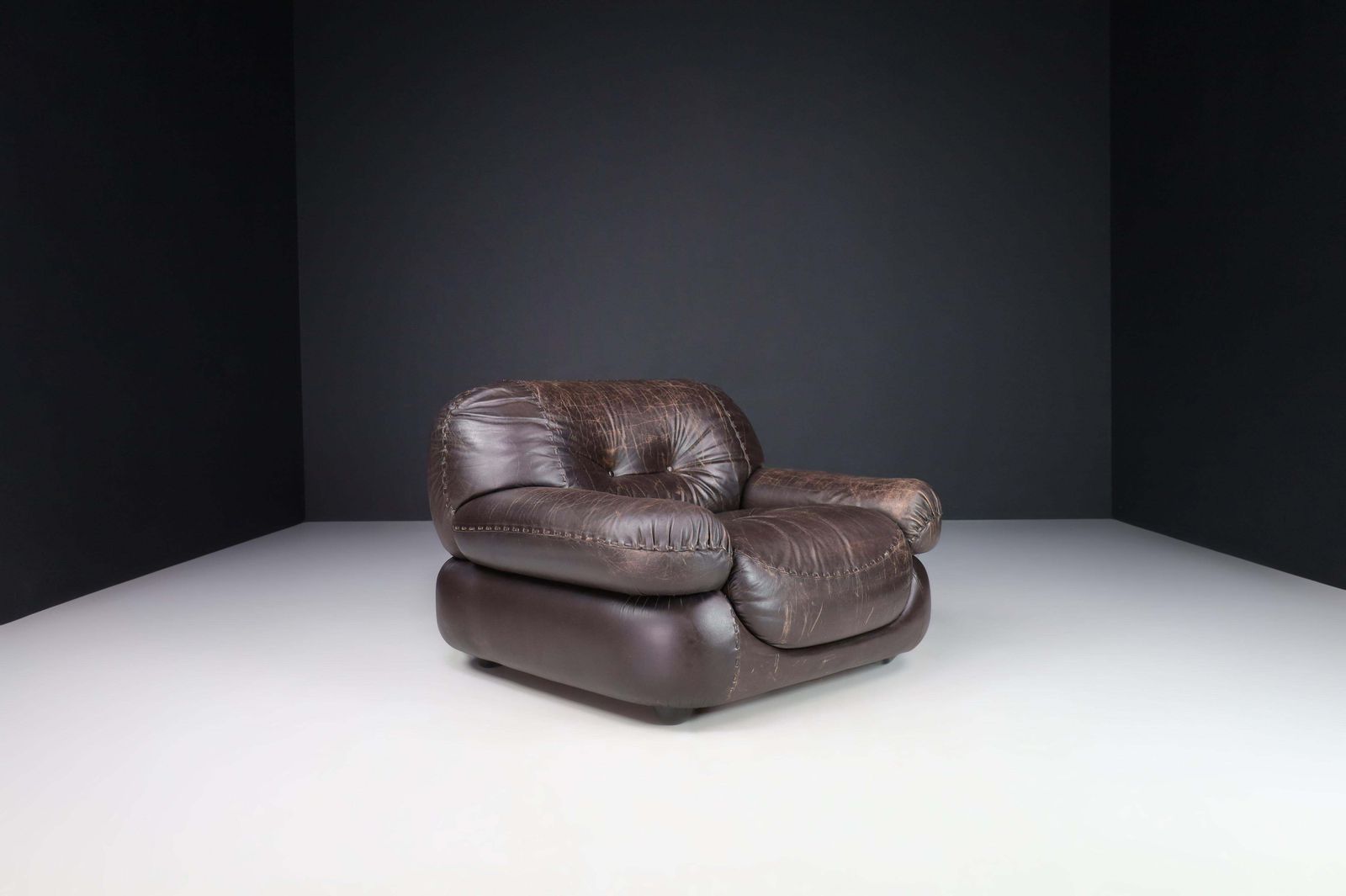photo for sale Couple Of Lounge Chairs In Patinated Brown Leather By Sapporo For Mobil Girgi