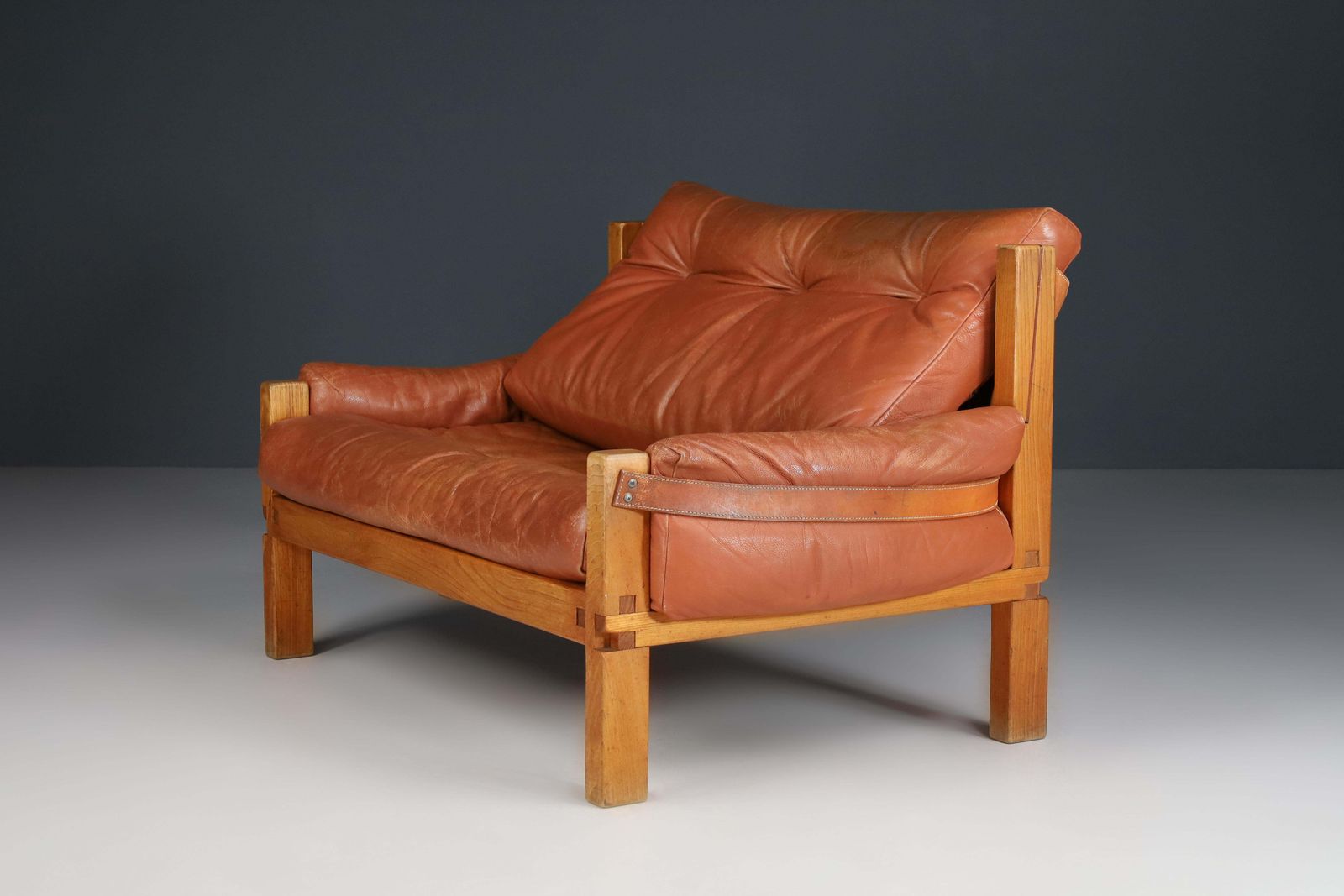 Pierre Chapo, S18y “Love Seat” Bench In Elm And Patinated Leather, France, 1970s photo vinterior