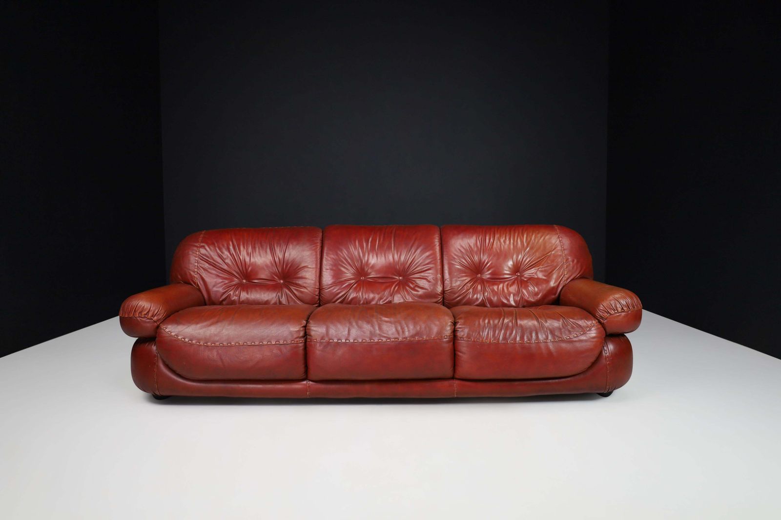 Large Lounge Sofa In Bordeaux Leather By Sapporo For Mobil Girgi, Italy, 1970 photo Furniture