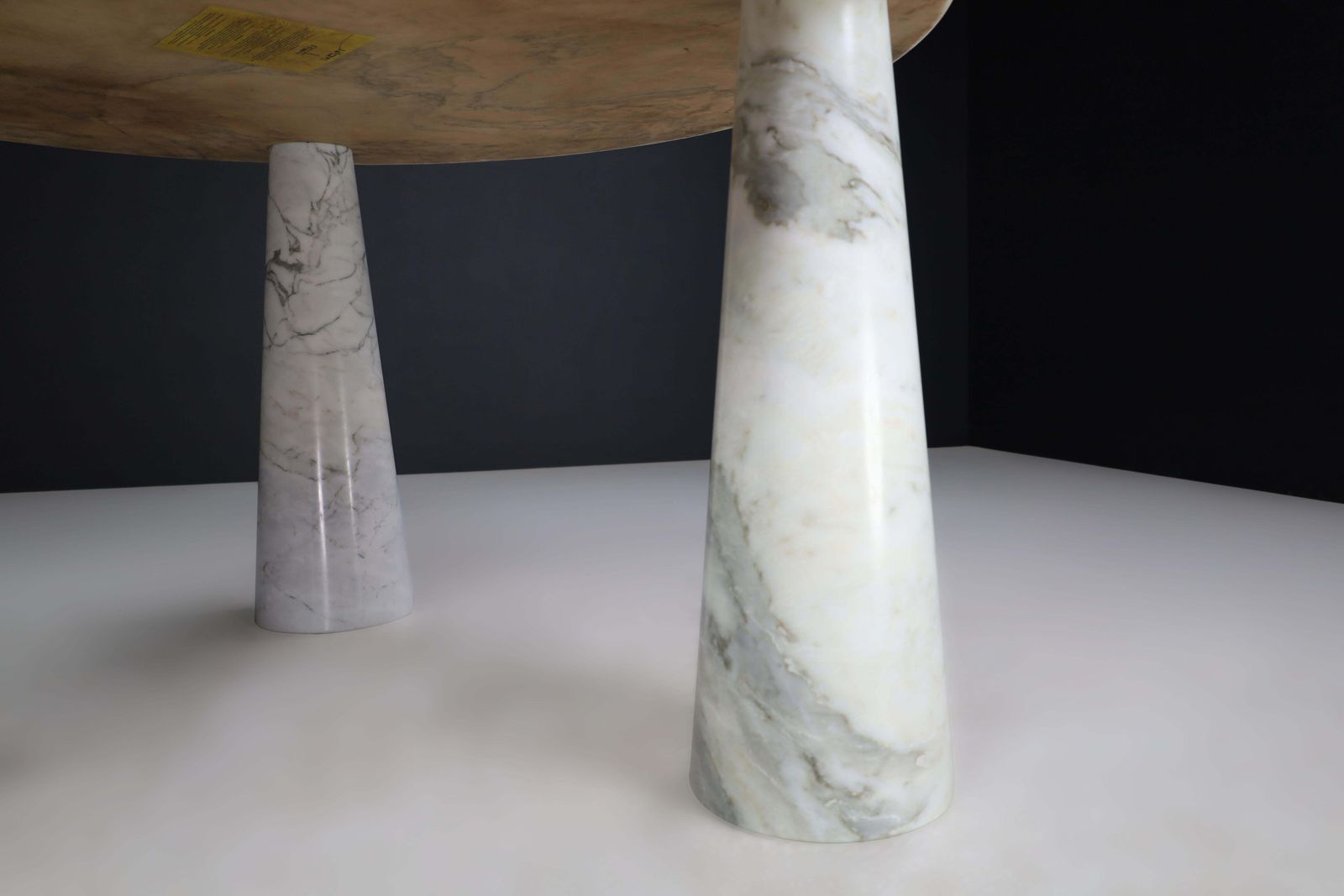 photo vinterior Angelo Mangiarotti For Skipper White Carrara Marble "Eros" Round Center Table