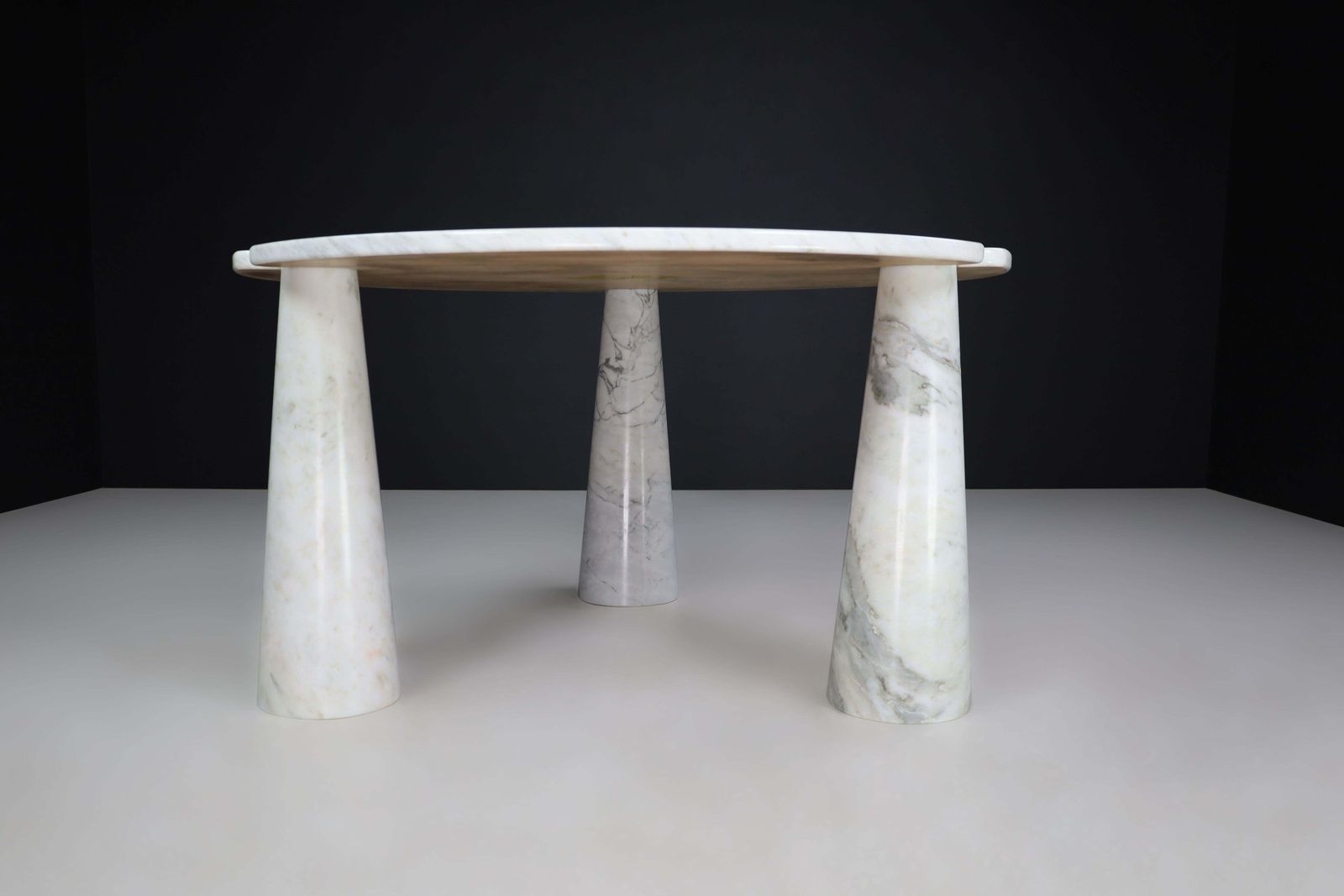 photo vintage Angelo Mangiarotti For Skipper White Carrara Marble "Eros" Round Center Table
