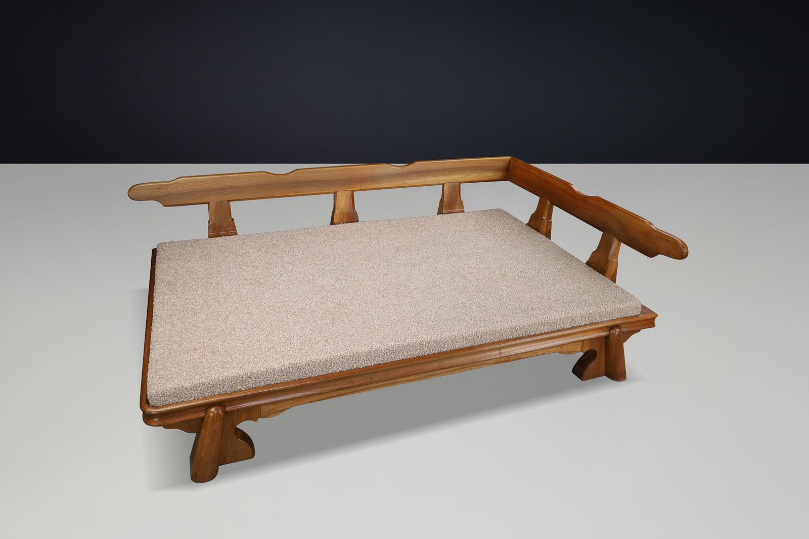 photo vintage Monumental French Brutalist Walnut Daybed, Sculptural With Bouclé Upholstery.
