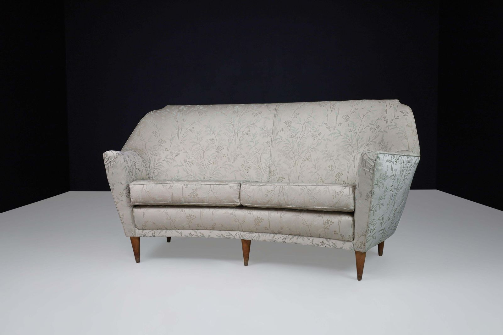 4642.0 Mid Century Sofa In Leaf Motif Fabric And Tapered Wooden Legs, Italy, 1950s photo