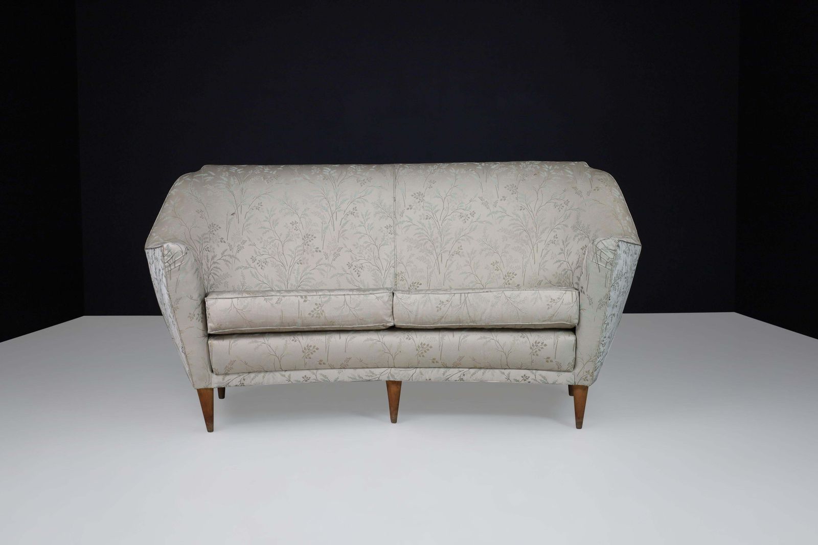 photo vintage Mid Century Sofa In Leaf Motif Fabric And Tapered Wooden Legs, Italy, 1950s