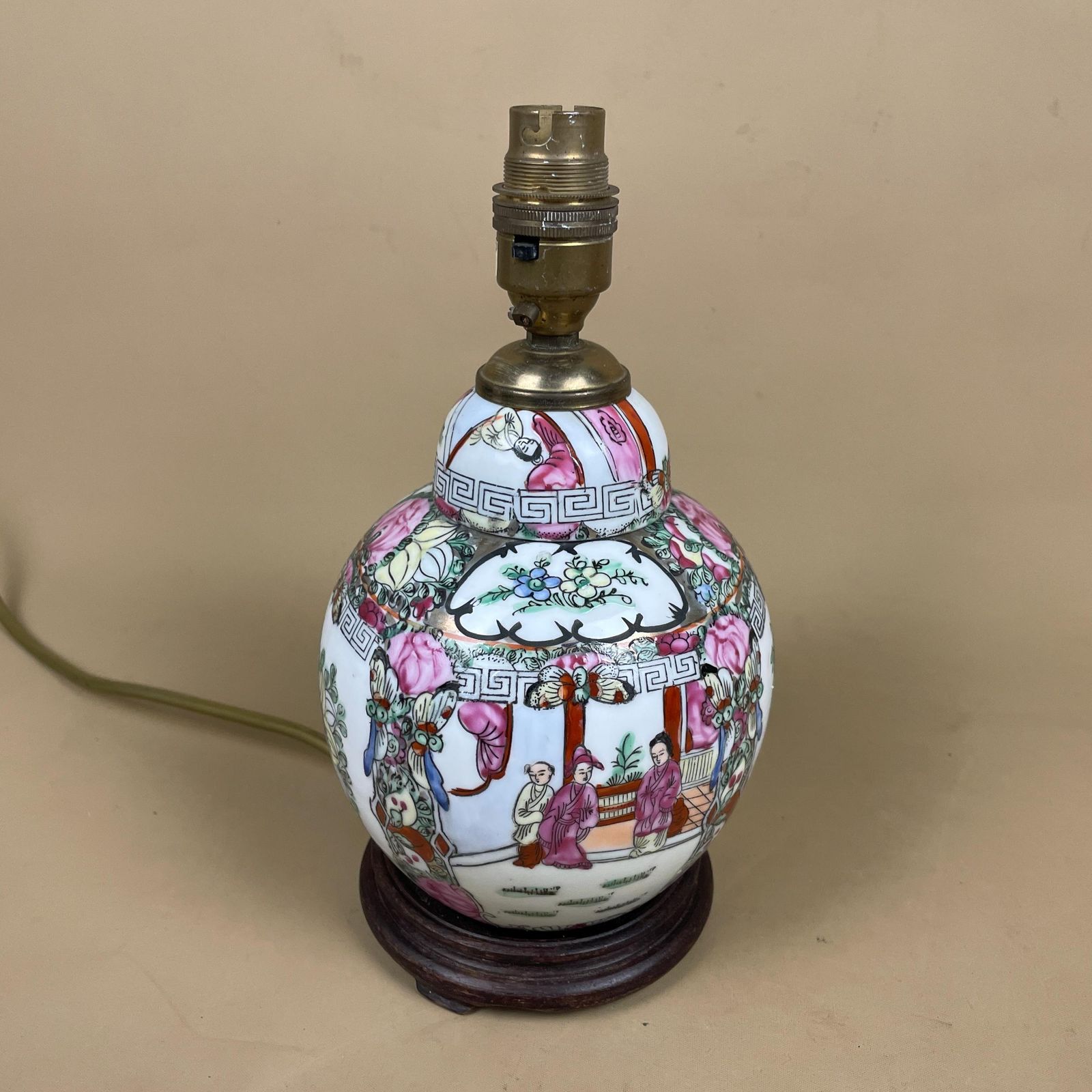 Oriental Ceramic Lamp Light Bedside Table Hand Painted Design Pattern Wood Base Chinese Vase Antique Brass Vintage Ginger Jar White