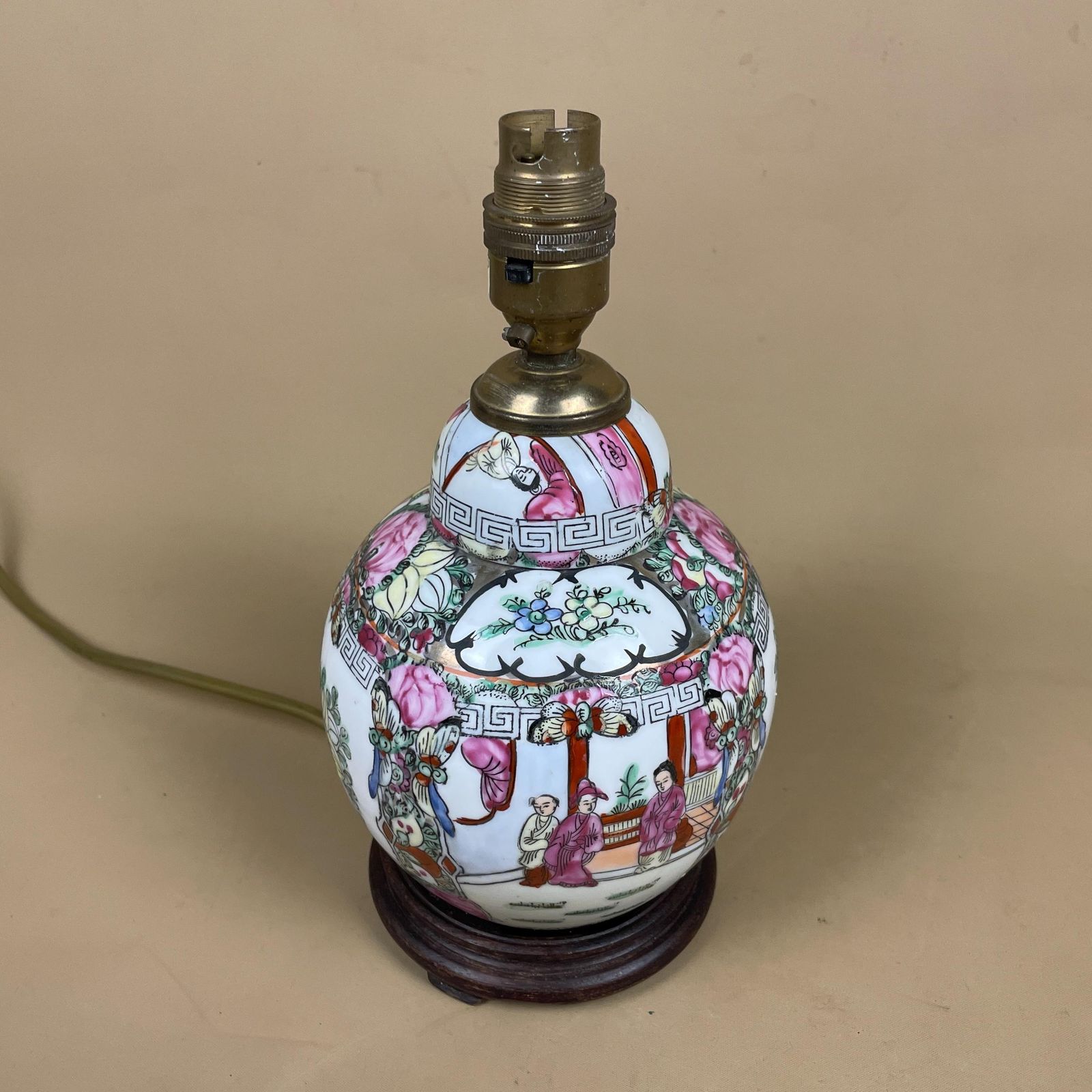 Oriental Ceramic Lamp Light Bedside Table Hand Painted Design Pattern Wood Base Chinese Vase Antique Brass Vintage Ginger Jar White photo Lighting