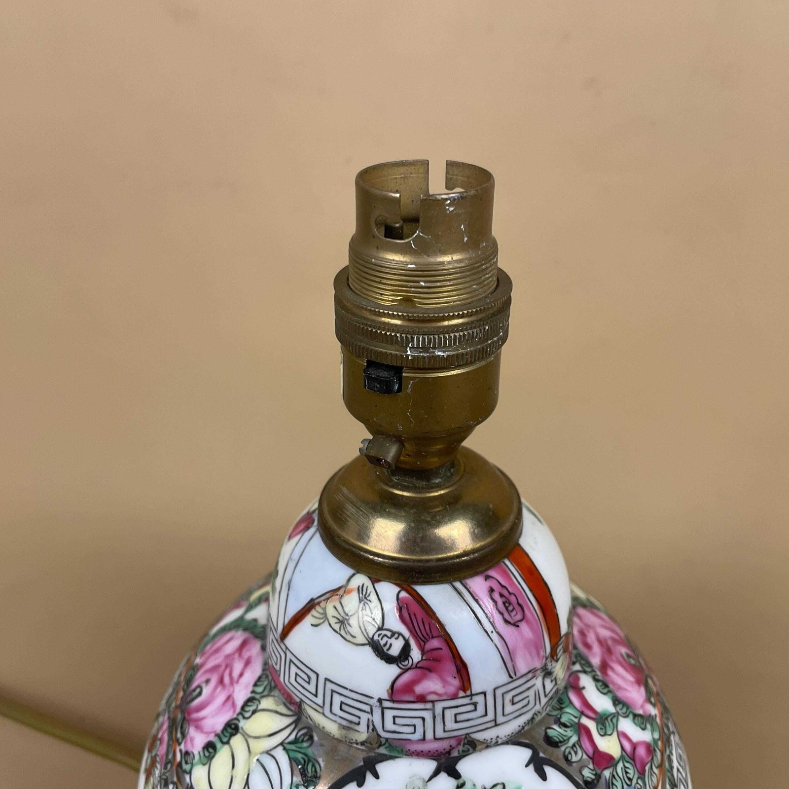 Oriental Ceramic Lamp Light Bedside Table Hand Painted Design Pattern Wood Base Chinese Vase Antique Brass Vintage Ginger Jar White photo 69.0